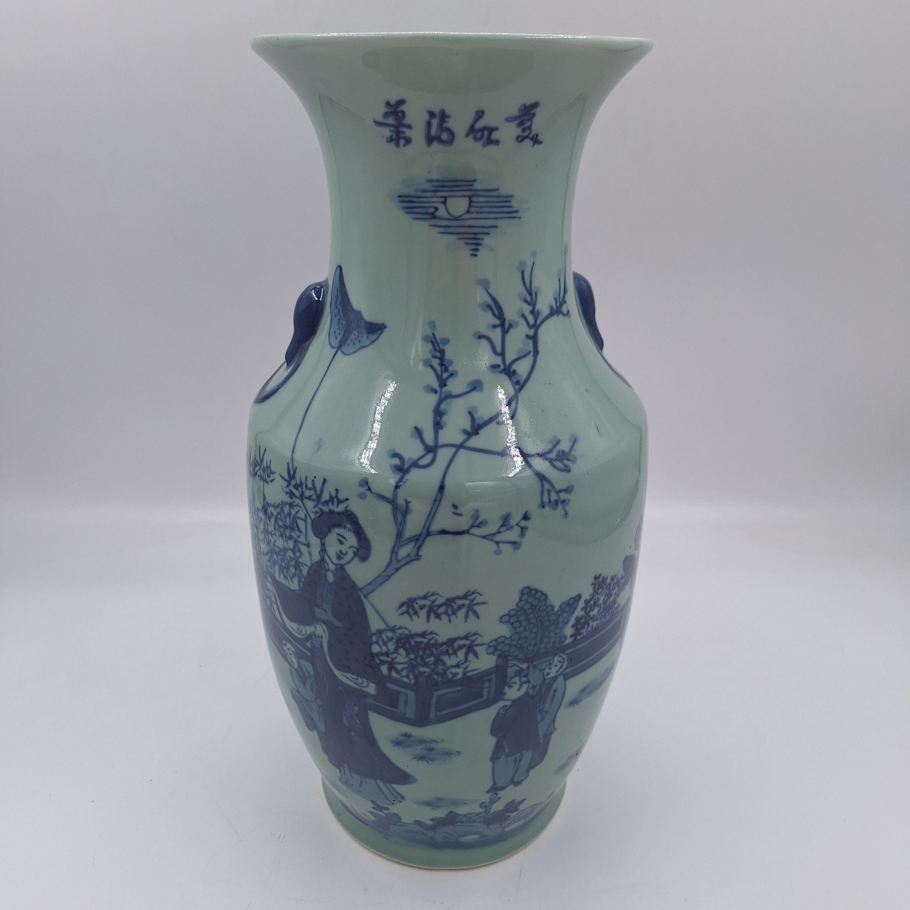 Voir photo 2 de Grand vase. Céladon. Décor de scène de vie et floral. Estampillé dessous. Fabriqué en Chine. Grand vase. Céladon. Décor de scène de vie et floral. Estampillé dessous. Fabriqué en Chine. Très bon état reconditionné photo 2