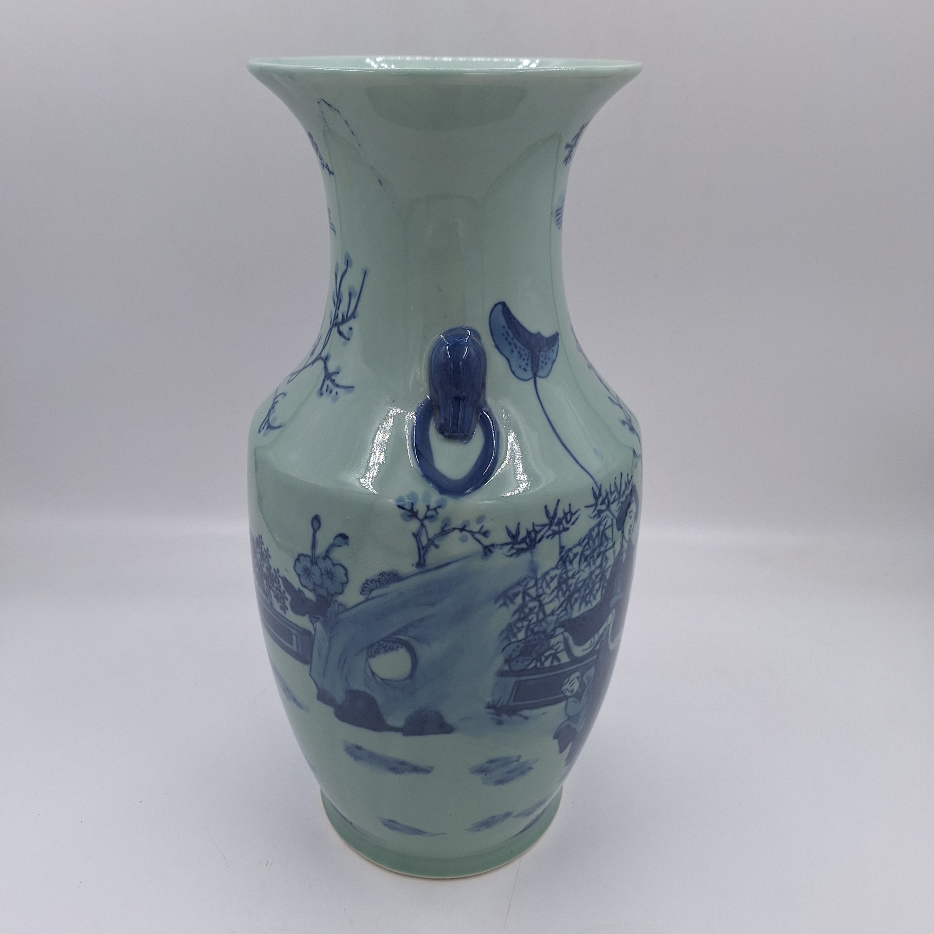 Voir photo 3 de Grand vase. Céladon. Décor de scène de vie et floral. Estampillé dessous. Fabriqué en Chine. Grand vase. Céladon. Décor de scène de vie et floral. Estampillé dessous. Fabriqué en Chine. Très bon état reconditionné photo 3