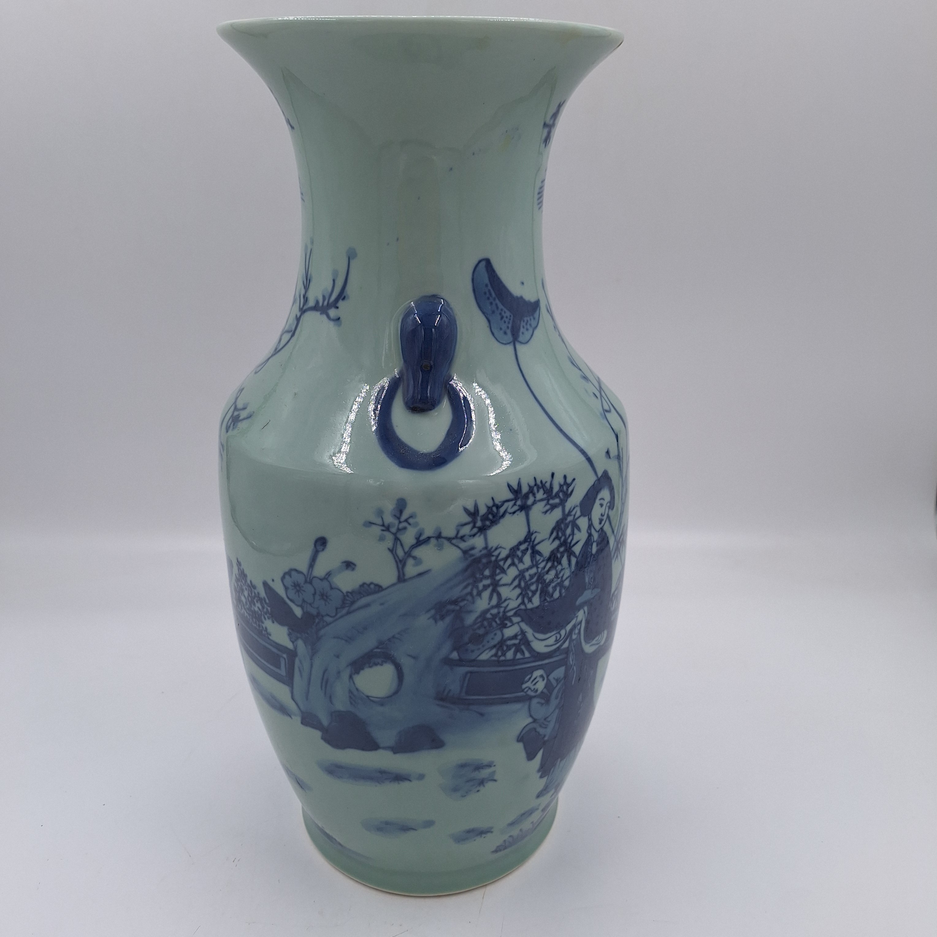 Voir photo 4 de Grand vase. Céladon. Décor de scène de vie et floral. Estampillé dessous. Fabriqué en Chine. Grand vase. Céladon. Décor de scène de vie et floral. Estampillé dessous. Fabriqué en Chine. Très bon état reconditionné photo 4