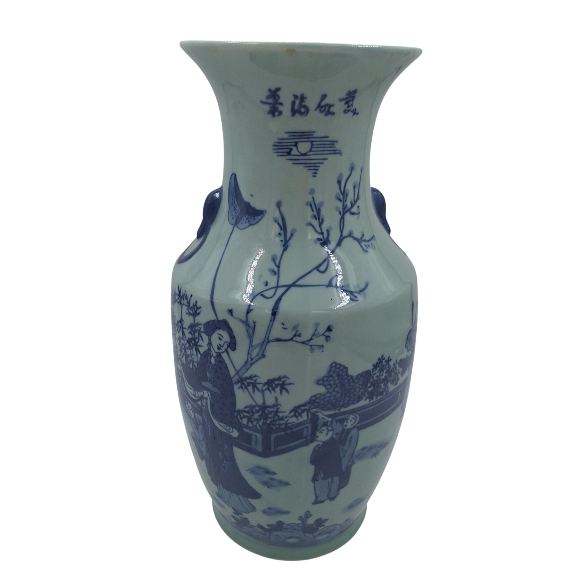 Grand vase. Céladon. Décor de scène de vie et floral. Estampillé dessous. Fabriqué en Chine. Très bon état - 85,00 € Grand vase. Céladon. Décor de scène de vie et floral. Estampillé dessous. Fabriqué en Chine. Très bon état reconditionné disponible sur Label Emmaüs