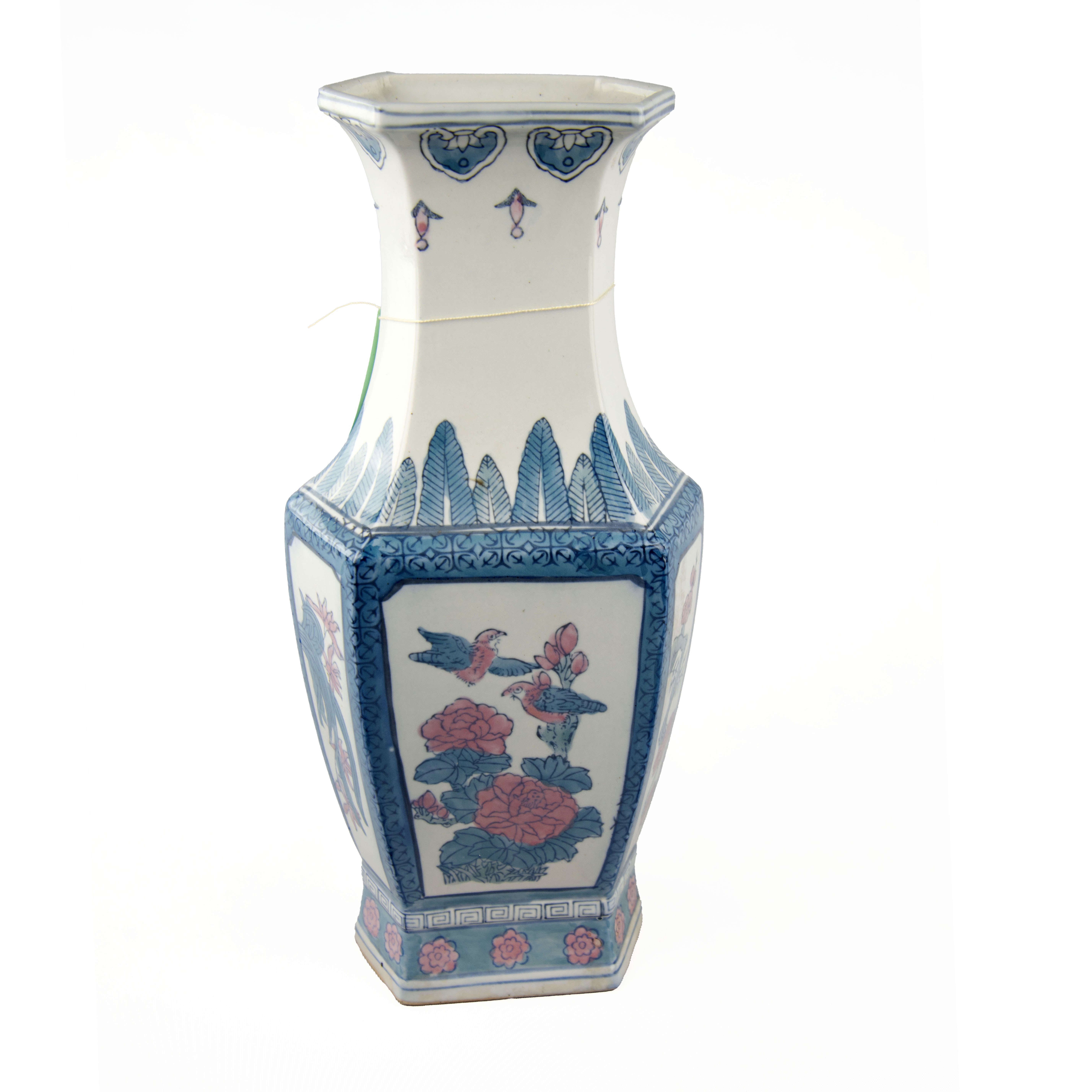 Voir photo 2 de Grand vase de Chine en porcelaine bleue claire avec des oiseaux posés sur des fleurs roses de 36cm Grand vase de Chine en porcelaine bleue claire avec des oiseaux posés sur des fleurs roses de 36cm Très bon état reconditionné photo 2