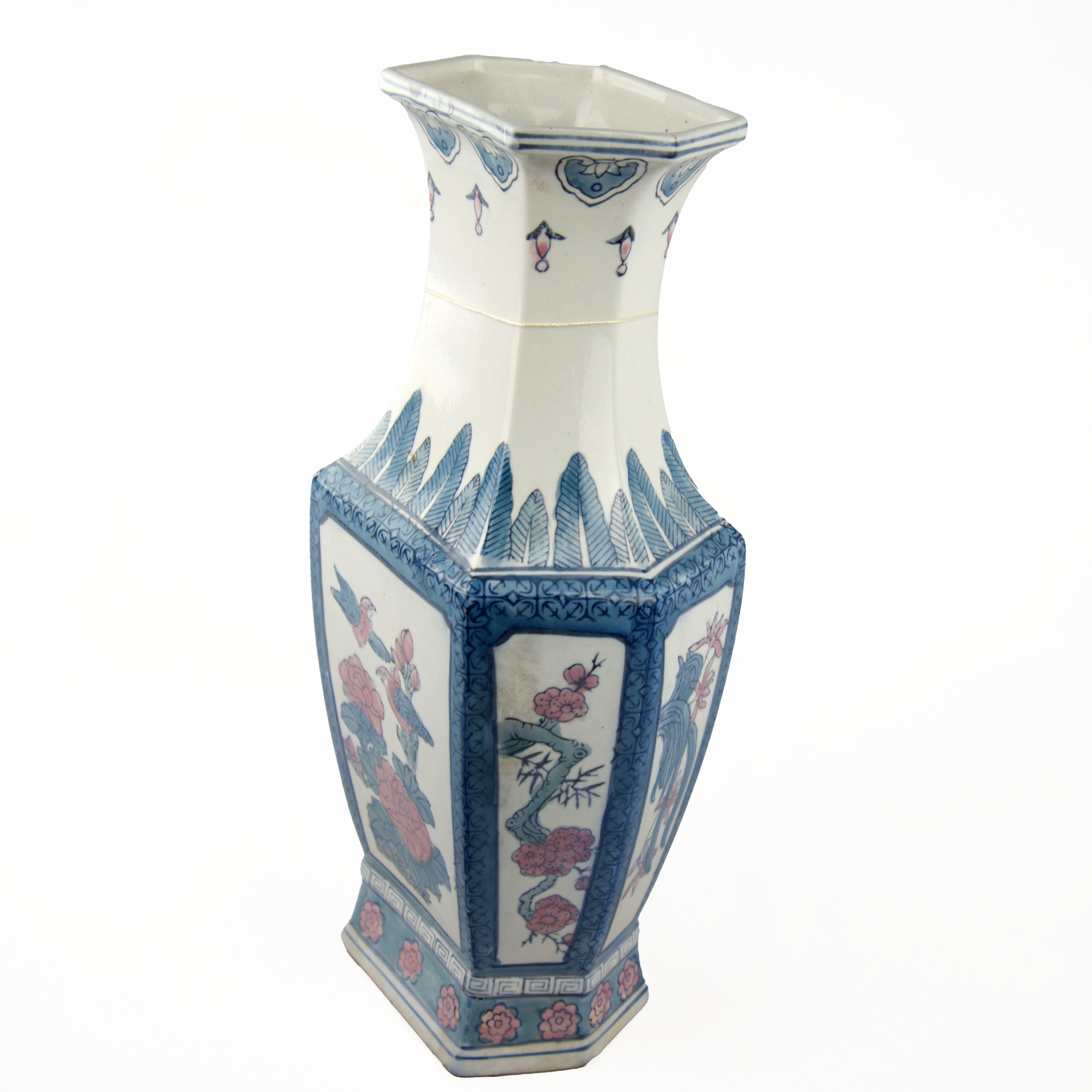 Voir photo 3 de Grand vase de Chine en porcelaine bleue claire avec des oiseaux posés sur des fleurs roses de 36cm Grand vase de Chine en porcelaine bleue claire avec des oiseaux posés sur des fleurs roses de 36cm Très bon état reconditionné photo 3