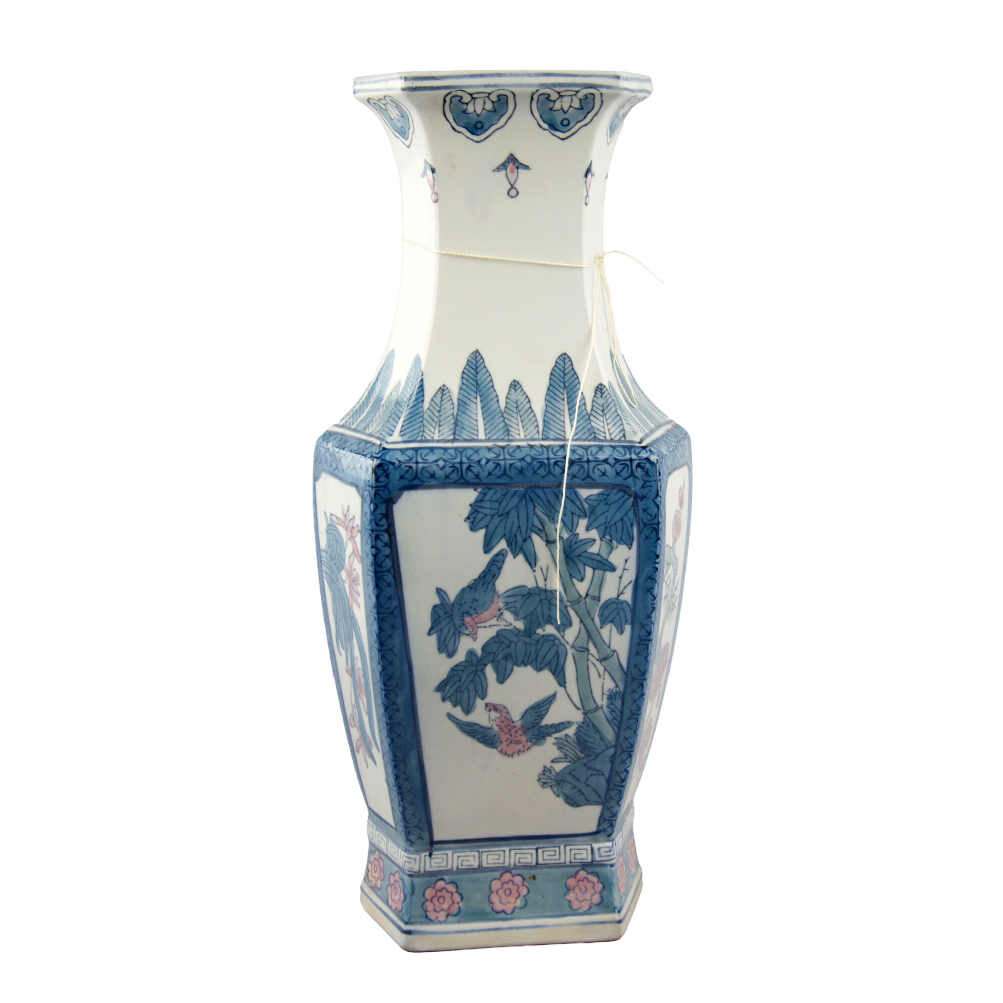 Acheter Grand vase de Chine en porcelaine bleue claire avec des oiseaux posés sur des fleurs roses de 36cm Très bon état - 10,00 € Grand vase de Chine en porcelaine bleue claire avec des oiseaux posés sur des fleurs roses de 36cm Très bon état reconditionné disponible sur Label Emmaüs