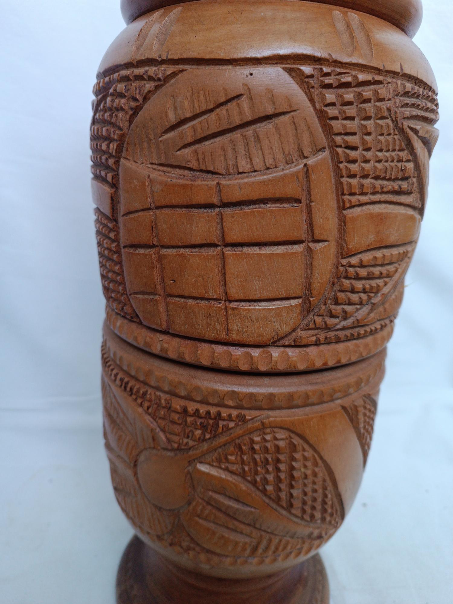 Voir photo 2 de Grand vase en bois sculpté Grand vase en bois sculpté Bon état reconditionné photo 2