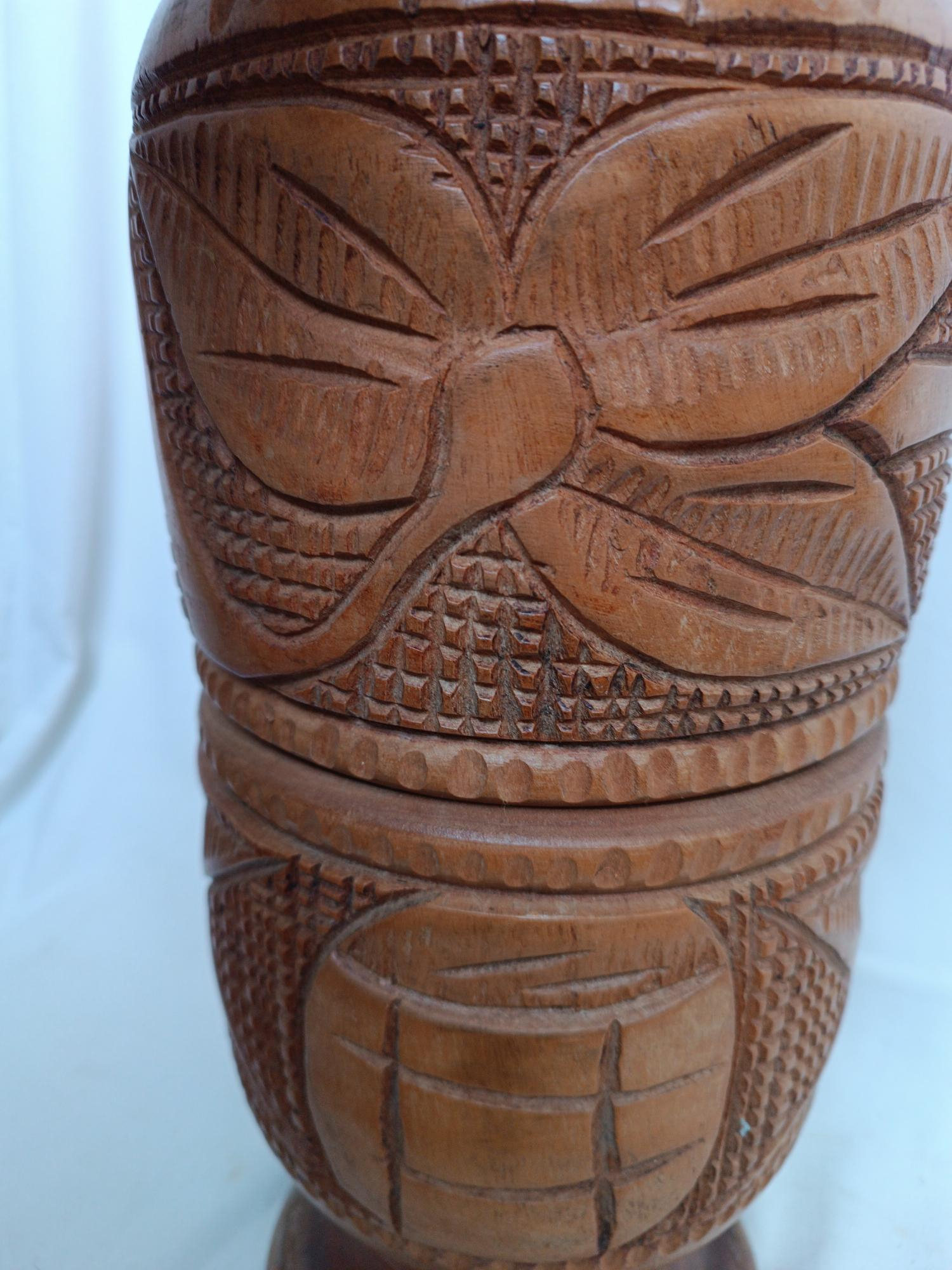 Voir photo 3 de Grand vase en bois sculpté Grand vase en bois sculpté Bon état reconditionné photo 3