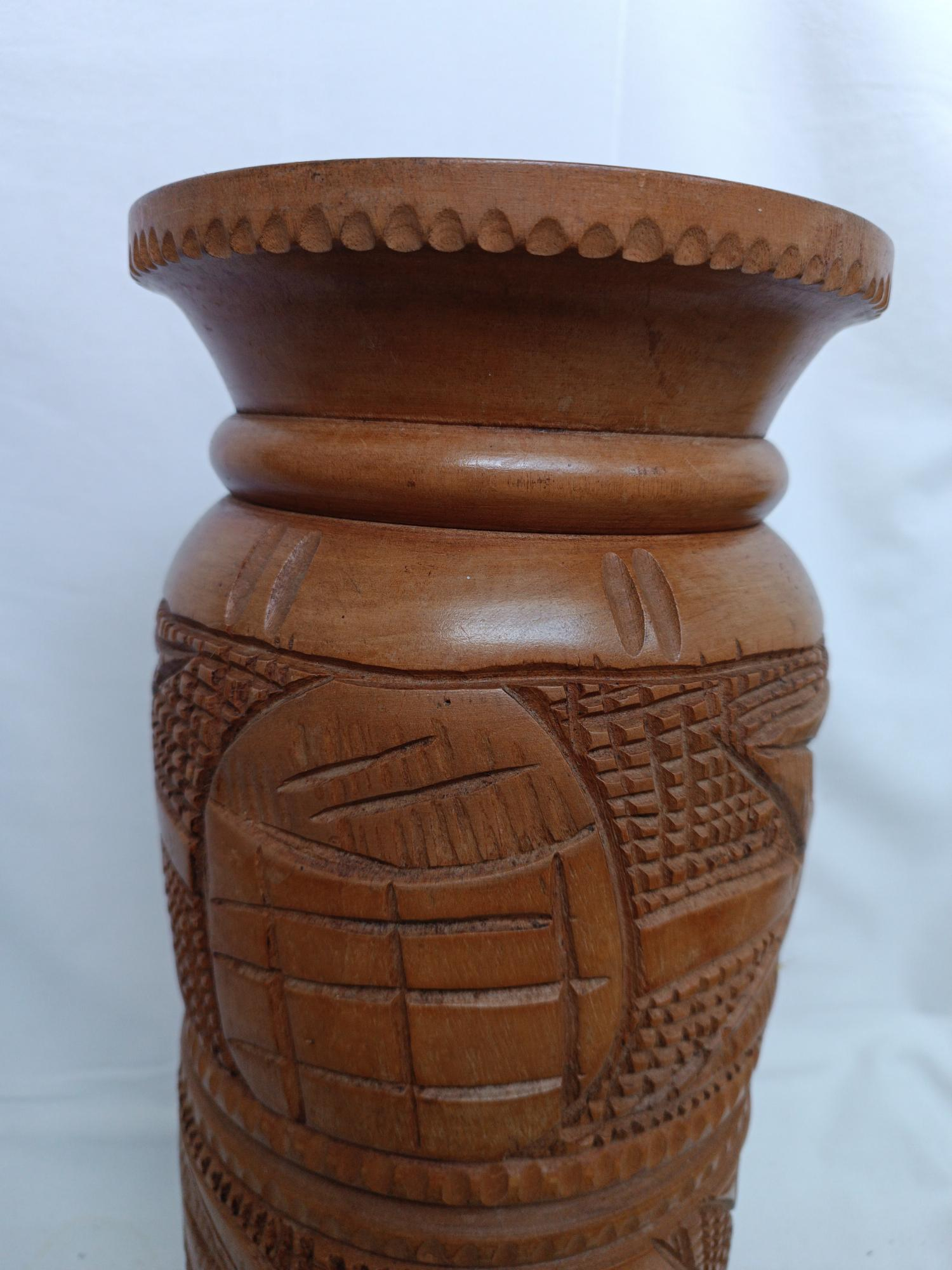 Voir photo 4 de Grand vase en bois sculpté Grand vase en bois sculpté Bon état reconditionné photo 4