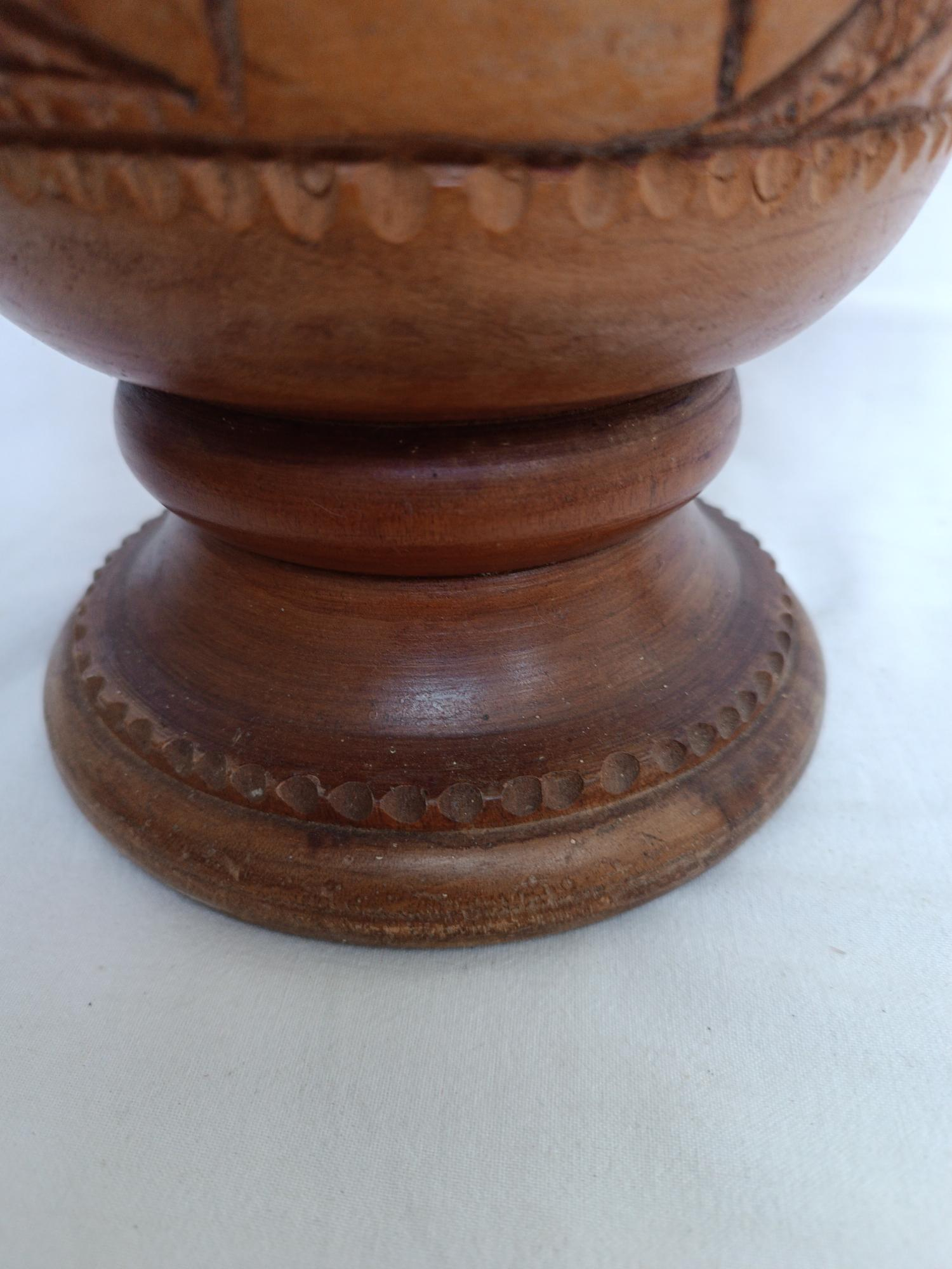 Voir photo 5 de Grand vase en bois sculpté Grand vase en bois sculpté Bon état reconditionné photo 5