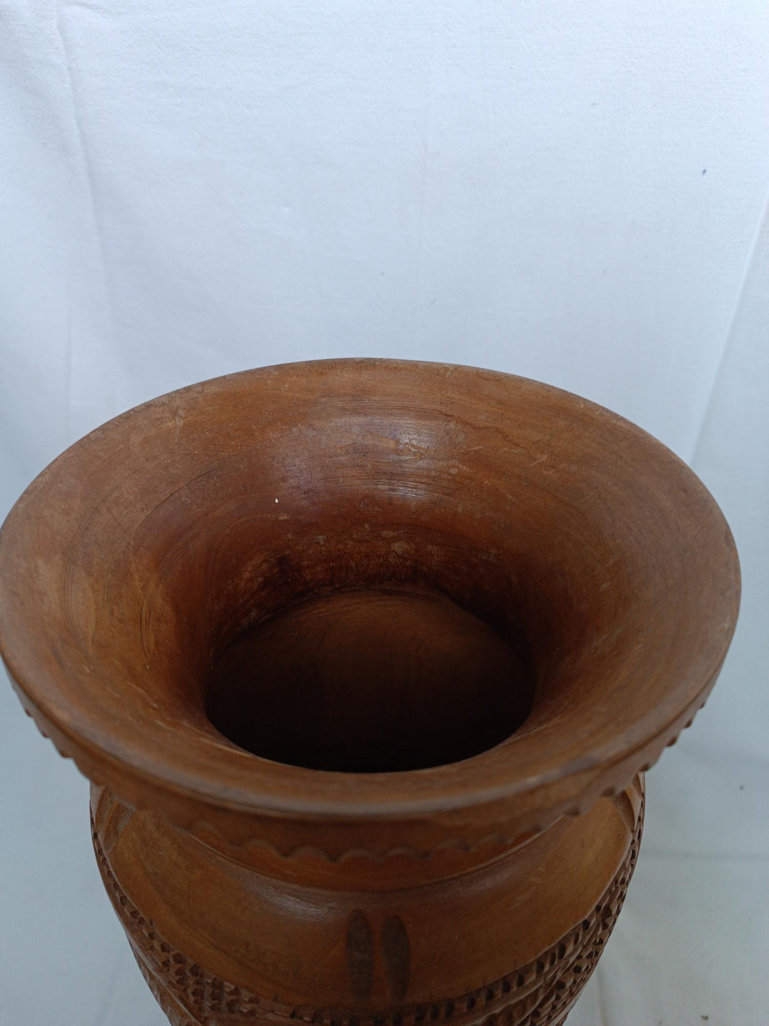 Voir photo 6 de Grand vase en bois sculpté Grand vase en bois sculpté Bon état reconditionné photo 6