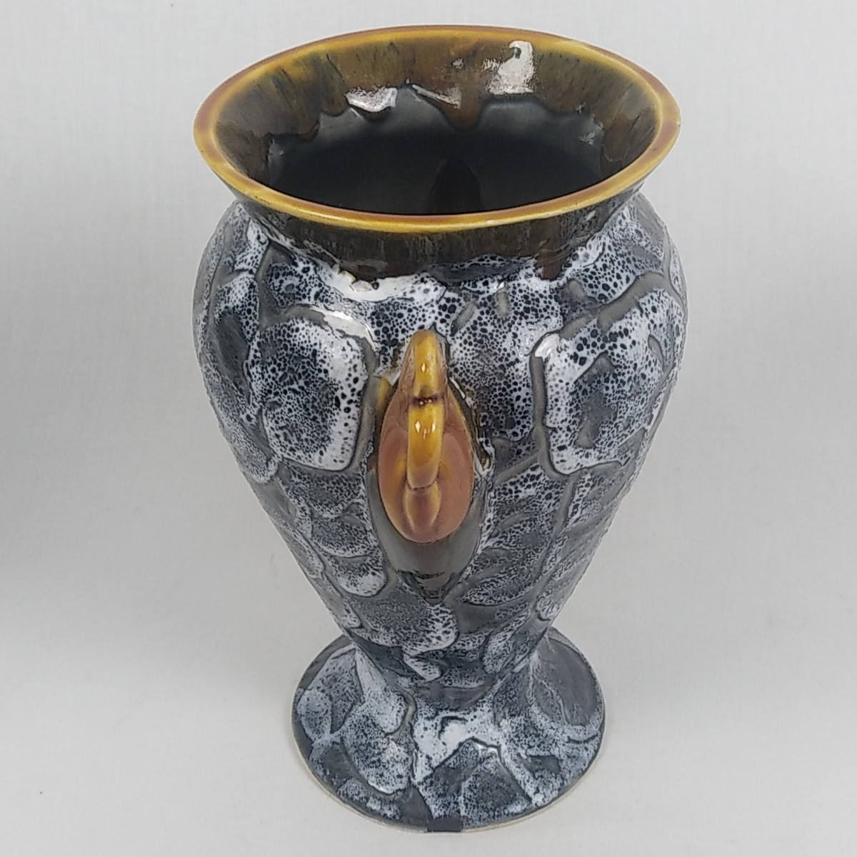 Voir photo 2 de Grand vase en céramique - Vallauris - gris et couleurs moutarde Grand vase en céramique - Vallauris - gris et couleurs moutarde Bon état reconditionné photo 2