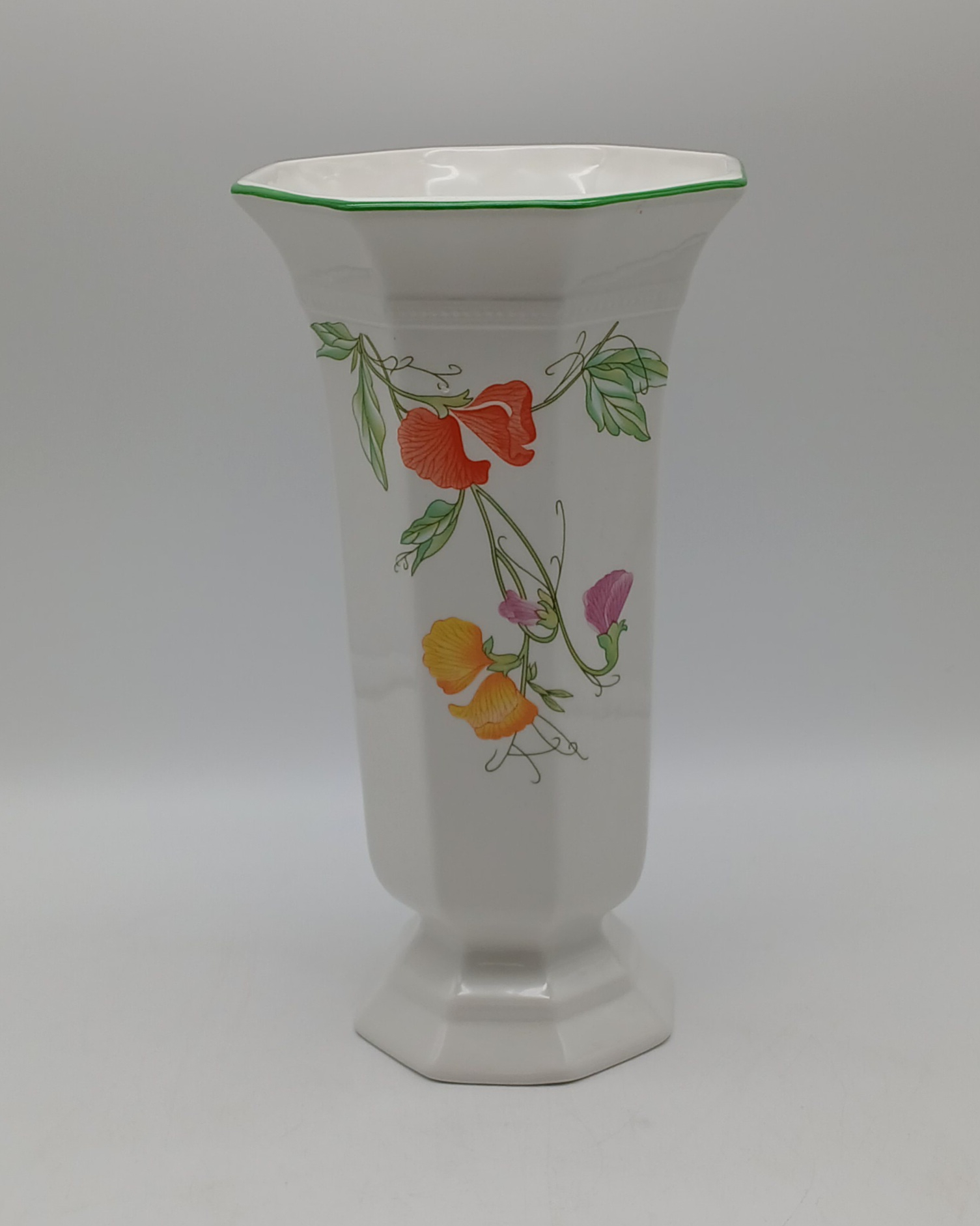 Voir photo 2 de Grand vase en porcelaine anglaise - Fleurs délicates Grand vase en porcelaine anglaise - Fleurs délicates Très bon état reconditionné photo 2