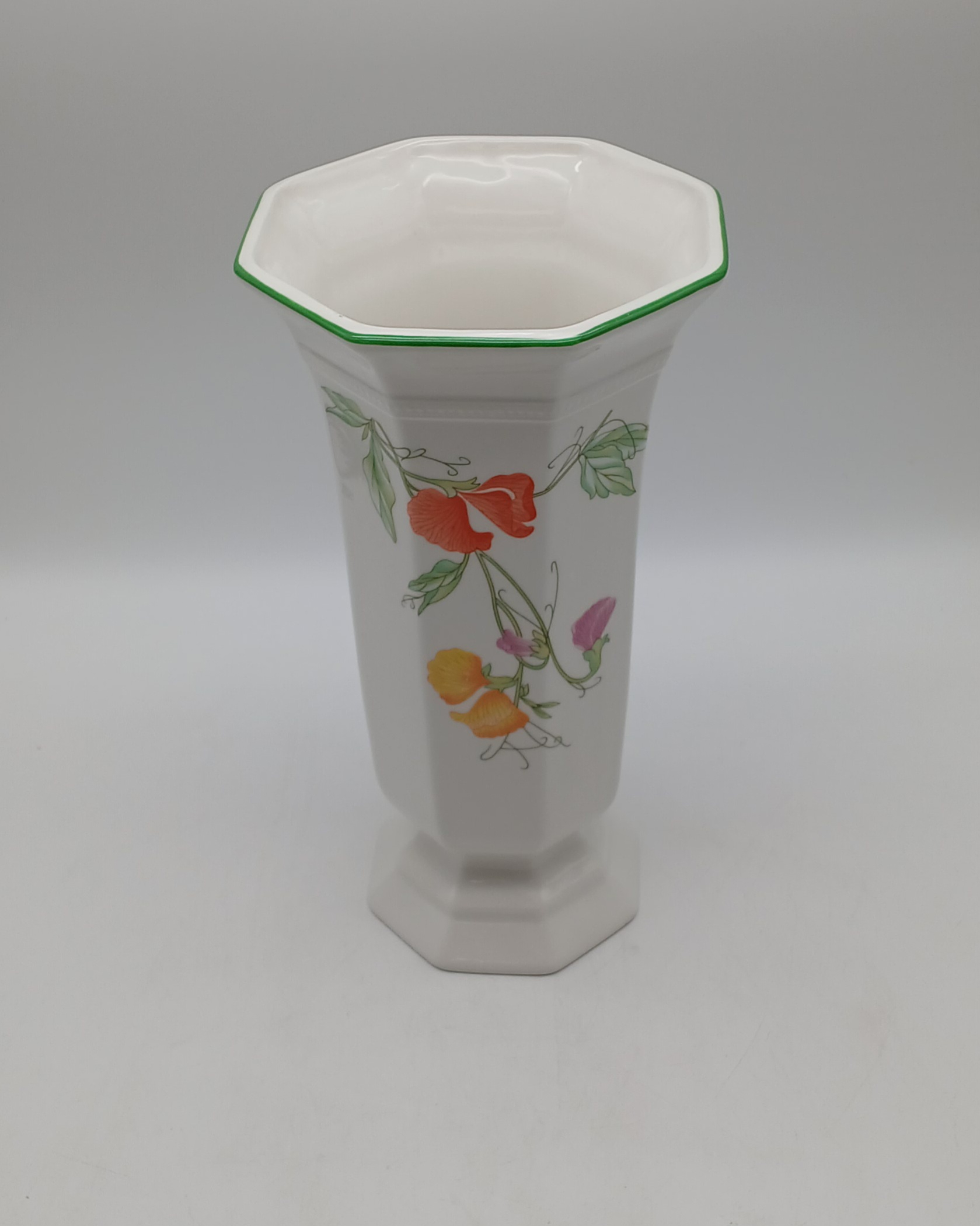 Voir photo 3 de Grand vase en porcelaine anglaise - Fleurs délicates Grand vase en porcelaine anglaise - Fleurs délicates Très bon état reconditionné photo 3