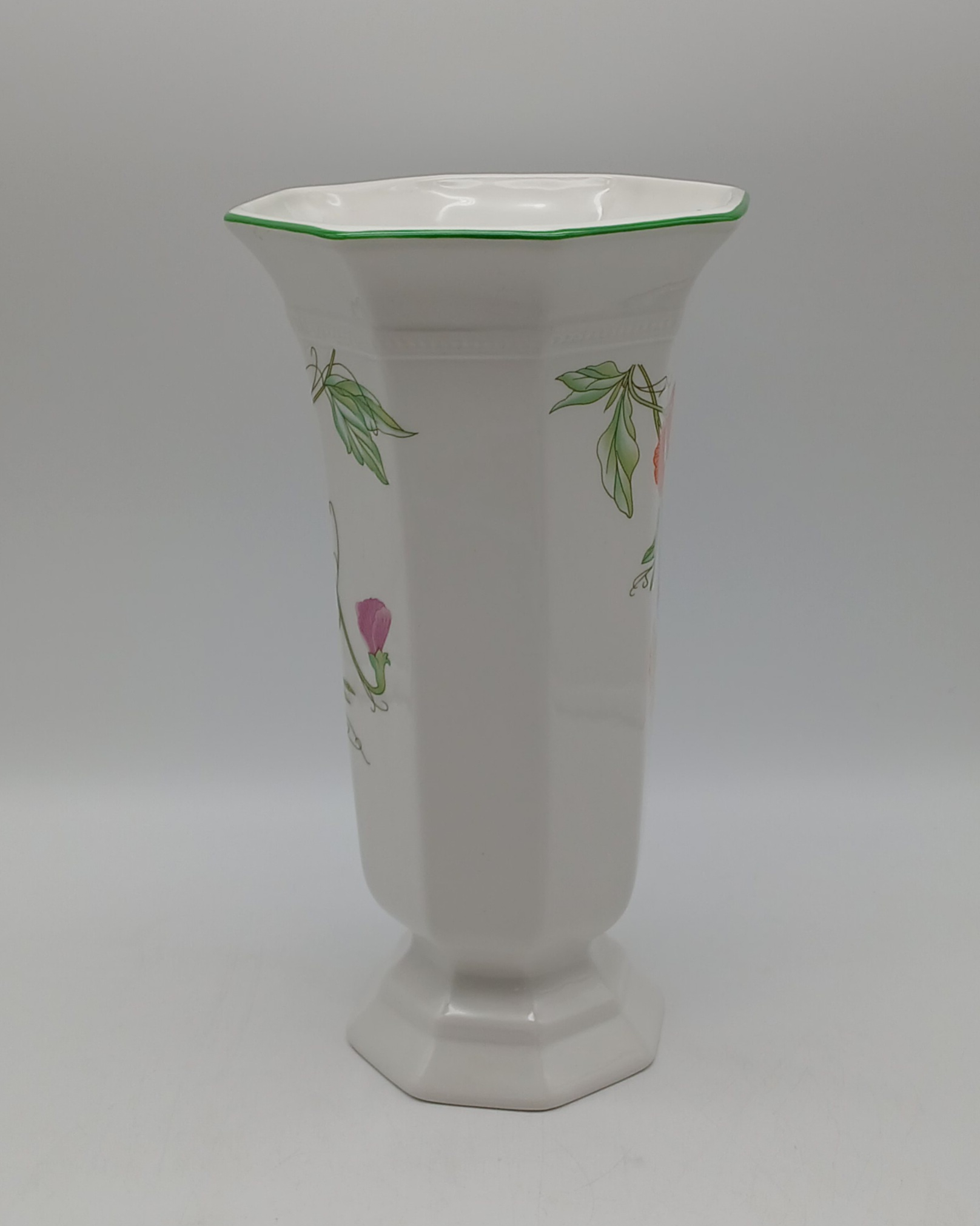 Voir photo 5 de Grand vase en porcelaine anglaise - Fleurs délicates Grand vase en porcelaine anglaise - Fleurs délicates Très bon état reconditionné photo 5