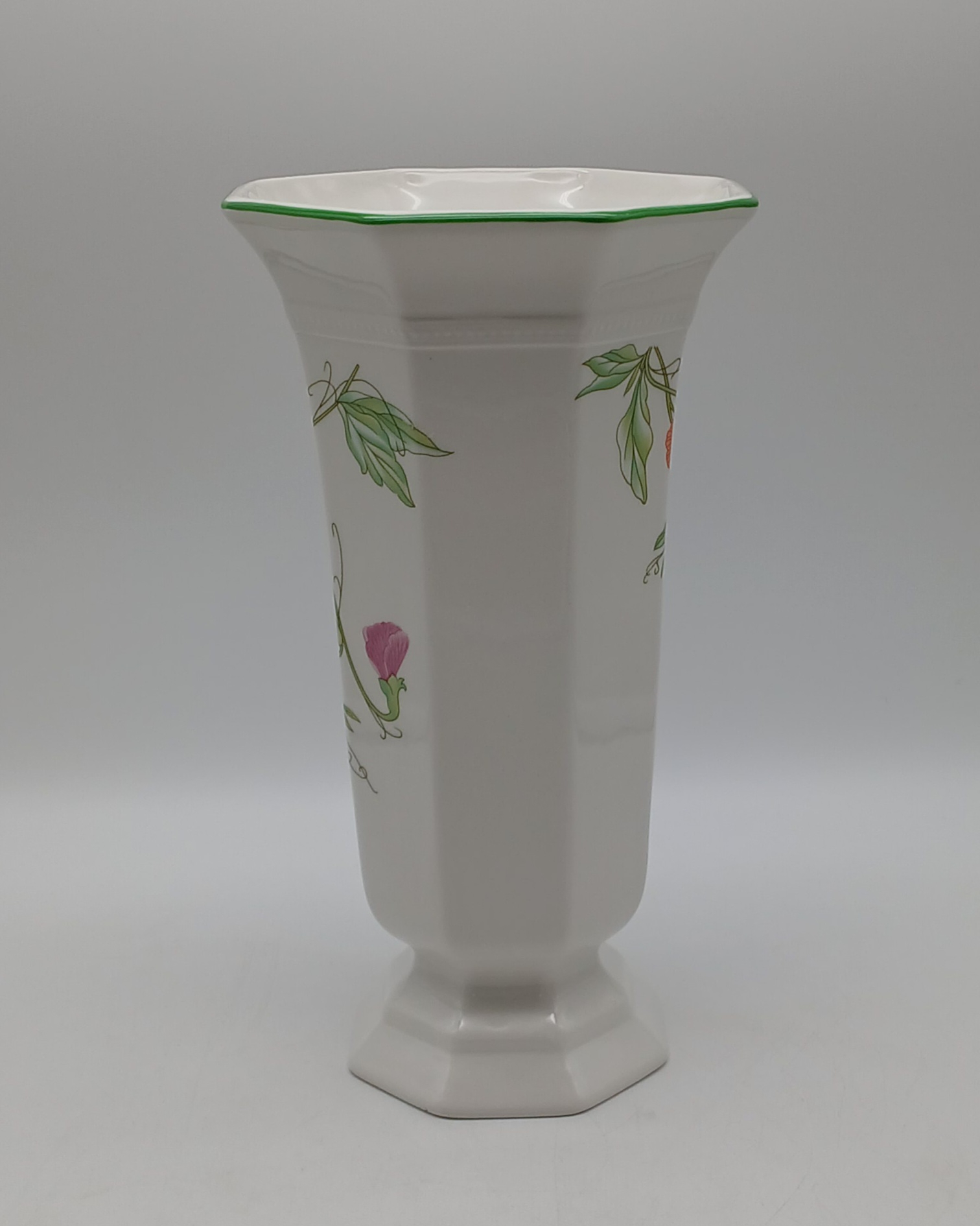 Voir photo 6 de Grand vase en porcelaine anglaise - Fleurs délicates Grand vase en porcelaine anglaise - Fleurs délicates Très bon état reconditionné photo 6