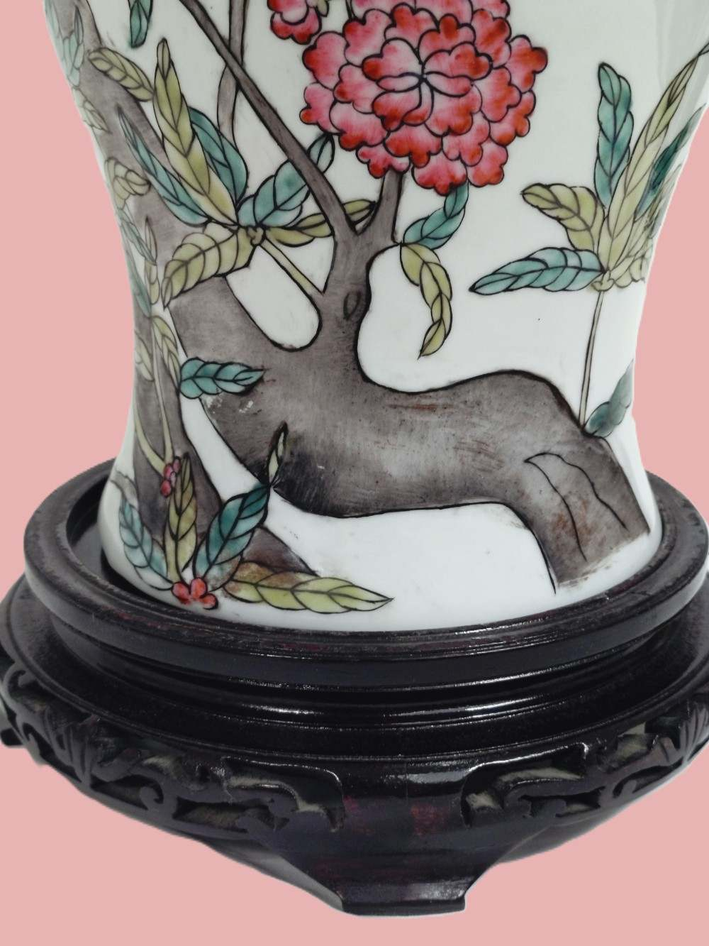 Voir photo 12 de Grand vase en porcelaine " aux pêche de longévité", sur socle en bois sculpté, porcelaine émaillé style famille Rose, XXe. Grand vase en porcelaine " aux pêche de longévité", sur socle en bois sculpté, porcelaine émaillé style famille Rose, XXe. reconditionné photo 12
