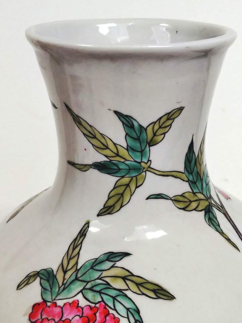 Voir photo 13 de Grand vase en porcelaine " aux pêche de longévité", sur socle en bois sculpté, porcelaine émaillé style famille Rose, XXe. Grand vase en porcelaine " aux pêche de longévité", sur socle en bois sculpté, porcelaine émaillé style famille Rose, XXe. reconditionné photo 13