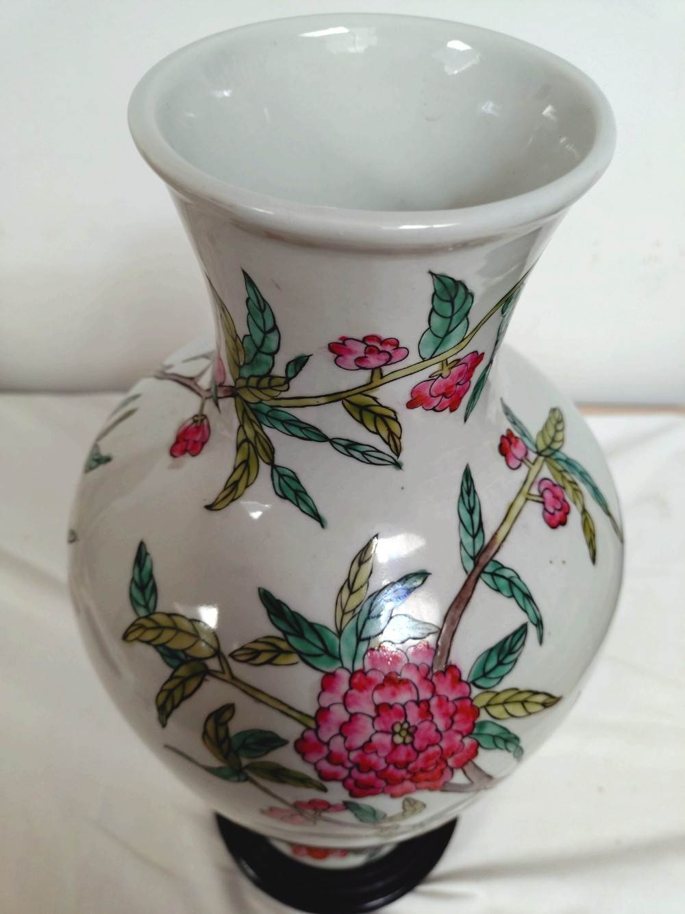 Voir photo 15 de Grand vase en porcelaine " aux pêche de longévité", sur socle en bois sculpté, porcelaine émaillé style famille Rose, XXe. Grand vase en porcelaine " aux pêche de longévité", sur socle en bois sculpté, porcelaine émaillé style famille Rose, XXe. reconditionné photo 15