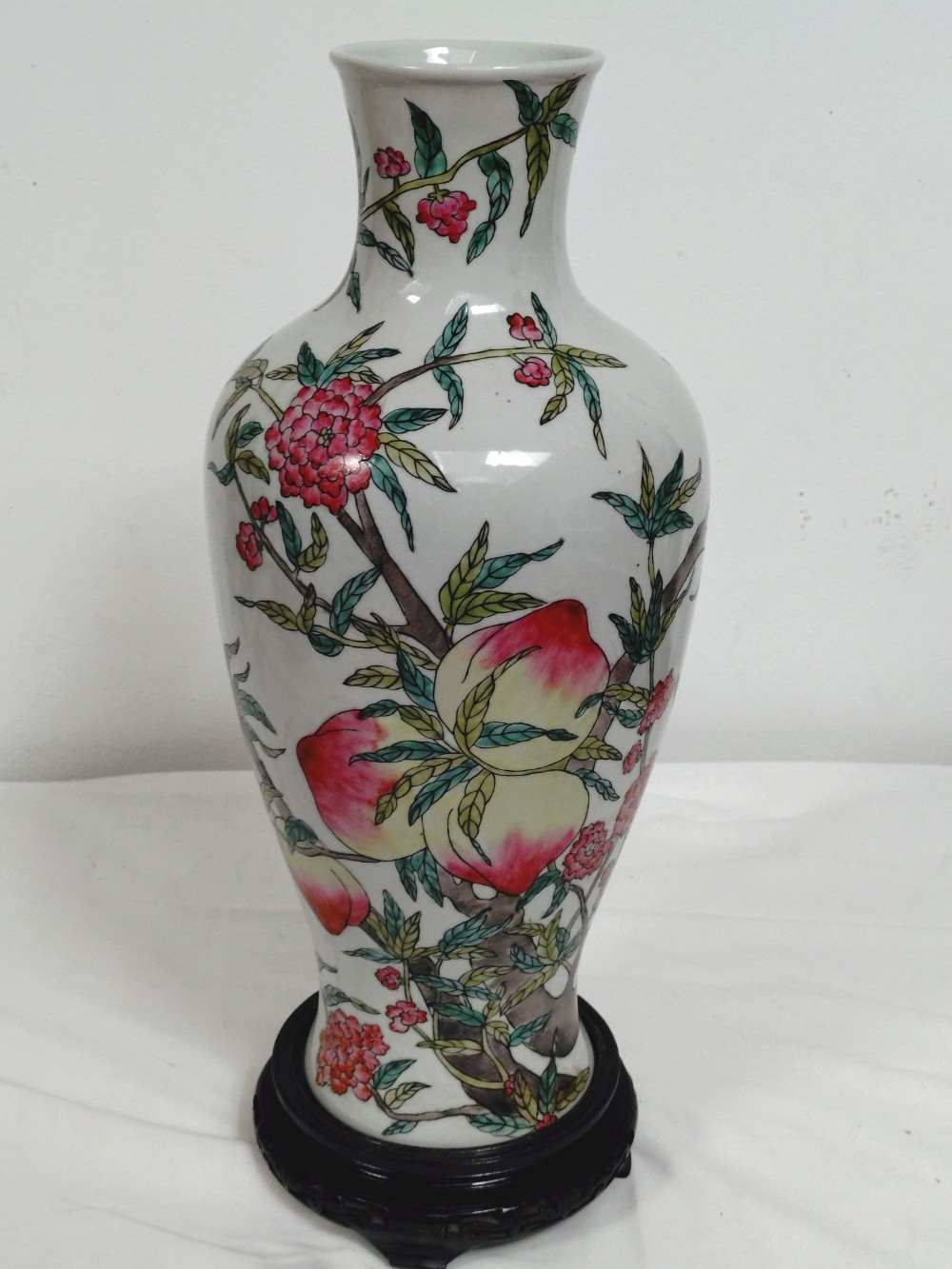 Voir photo 2 de Grand vase en porcelaine " aux pêche de longévité", sur socle en bois sculpté, porcelaine émaillé style famille Rose, XXe. Grand vase en porcelaine " aux pêche de longévité", sur socle en bois sculpté, porcelaine émaillé style famille Rose, XXe. reconditionné photo 2