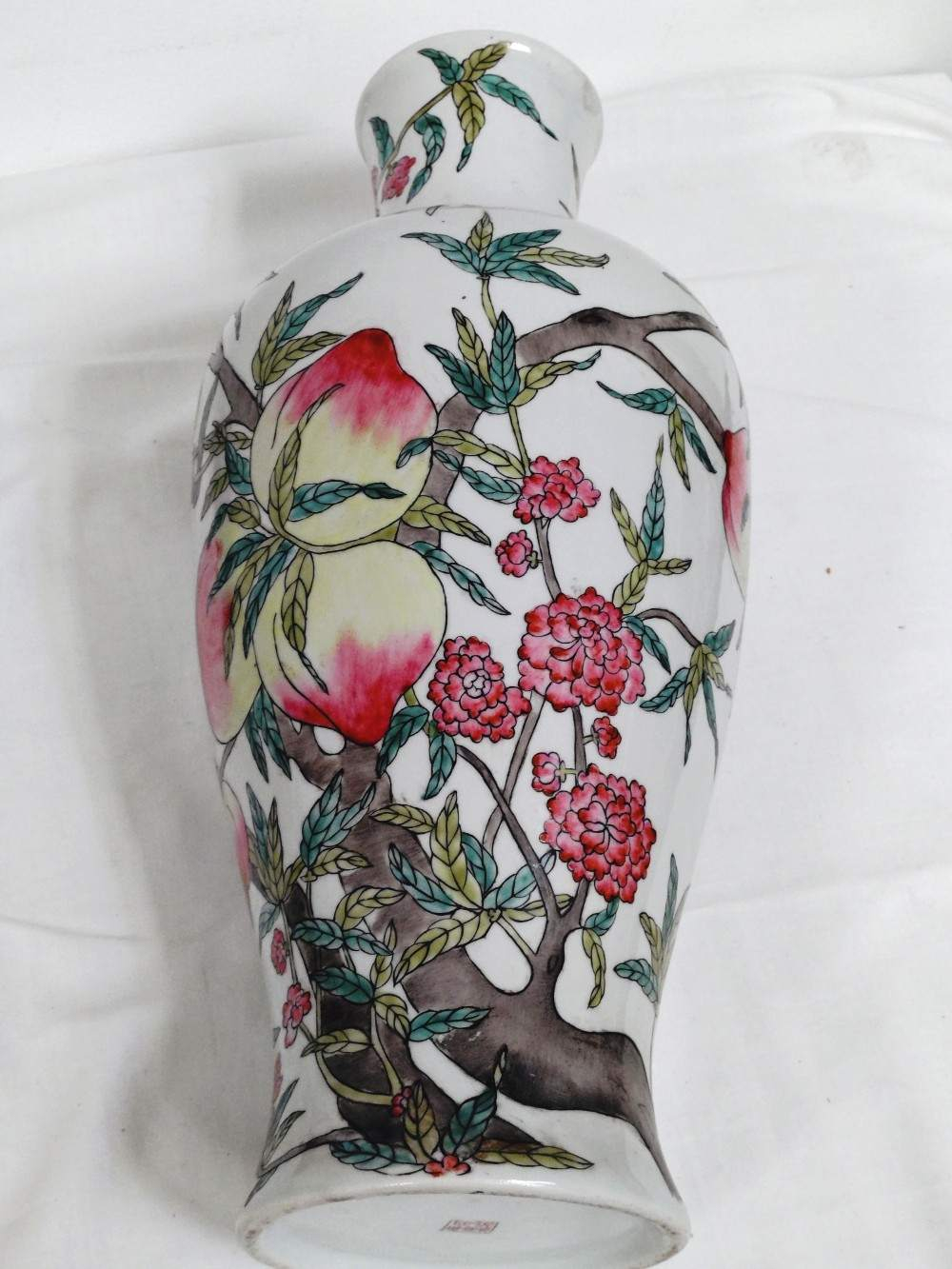 Voir photo 21 de Grand vase en porcelaine " aux pêche de longévité", sur socle en bois sculpté, porcelaine émaillé style famille Rose, XXe. Grand vase en porcelaine " aux pêche de longévité", sur socle en bois sculpté, porcelaine émaillé style famille Rose, XXe. reconditionné photo 21