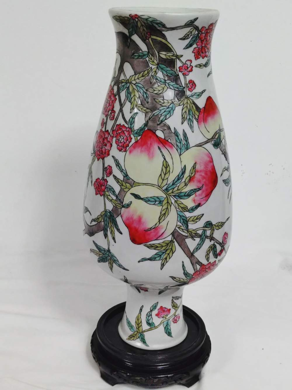 Voir photo 26 de Grand vase en porcelaine " aux pêche de longévité", sur socle en bois sculpté, porcelaine émaillé style famille Rose, XXe. Grand vase en porcelaine " aux pêche de longévité", sur socle en bois sculpté, porcelaine émaillé style famille Rose, XXe. reconditionné photo 26