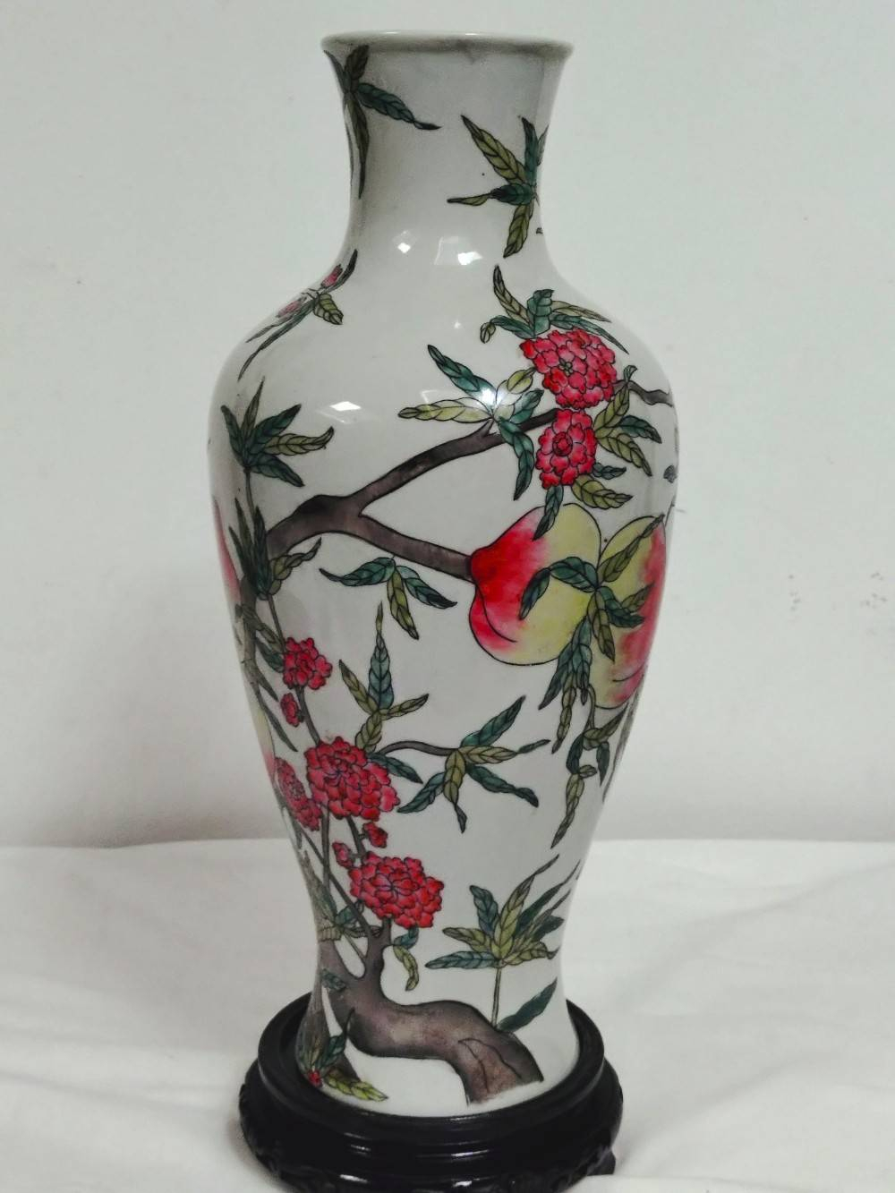 Voir photo 3 de Grand vase en porcelaine " aux pêche de longévité", sur socle en bois sculpté, porcelaine émaillé style famille Rose, XXe. Grand vase en porcelaine " aux pêche de longévité", sur socle en bois sculpté, porcelaine émaillé style famille Rose, XXe. reconditionné photo 3