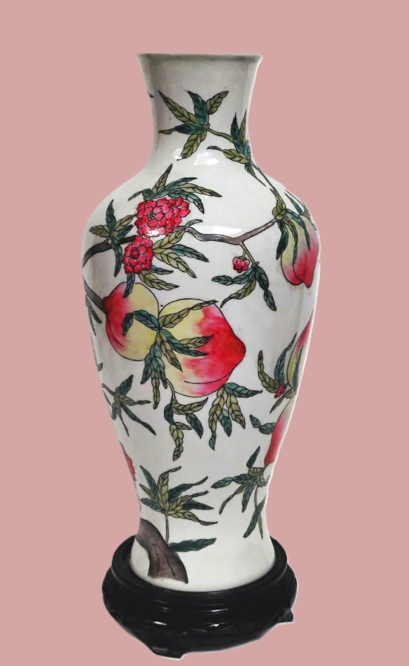 Voir photo 4 de Grand vase en porcelaine " aux pêche de longévité", sur socle en bois sculpté, porcelaine émaillé style famille Rose, XXe. Grand vase en porcelaine " aux pêche de longévité", sur socle en bois sculpté, porcelaine émaillé style famille Rose, XXe. reconditionné photo 4