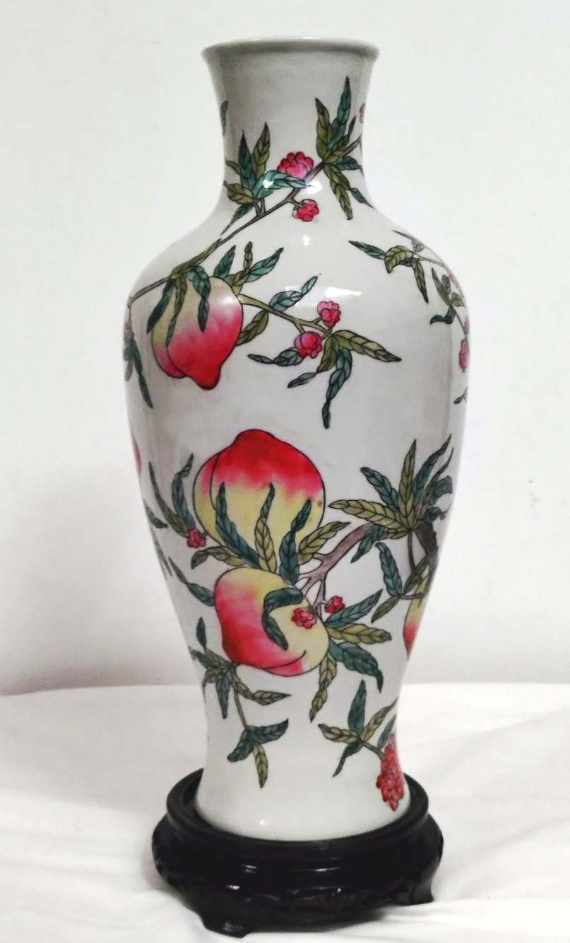 Voir photo 5 de Grand vase en porcelaine " aux pêche de longévité", sur socle en bois sculpté, porcelaine émaillé style famille Rose, XXe. Grand vase en porcelaine " aux pêche de longévité", sur socle en bois sculpté, porcelaine émaillé style famille Rose, XXe. reconditionné photo 5