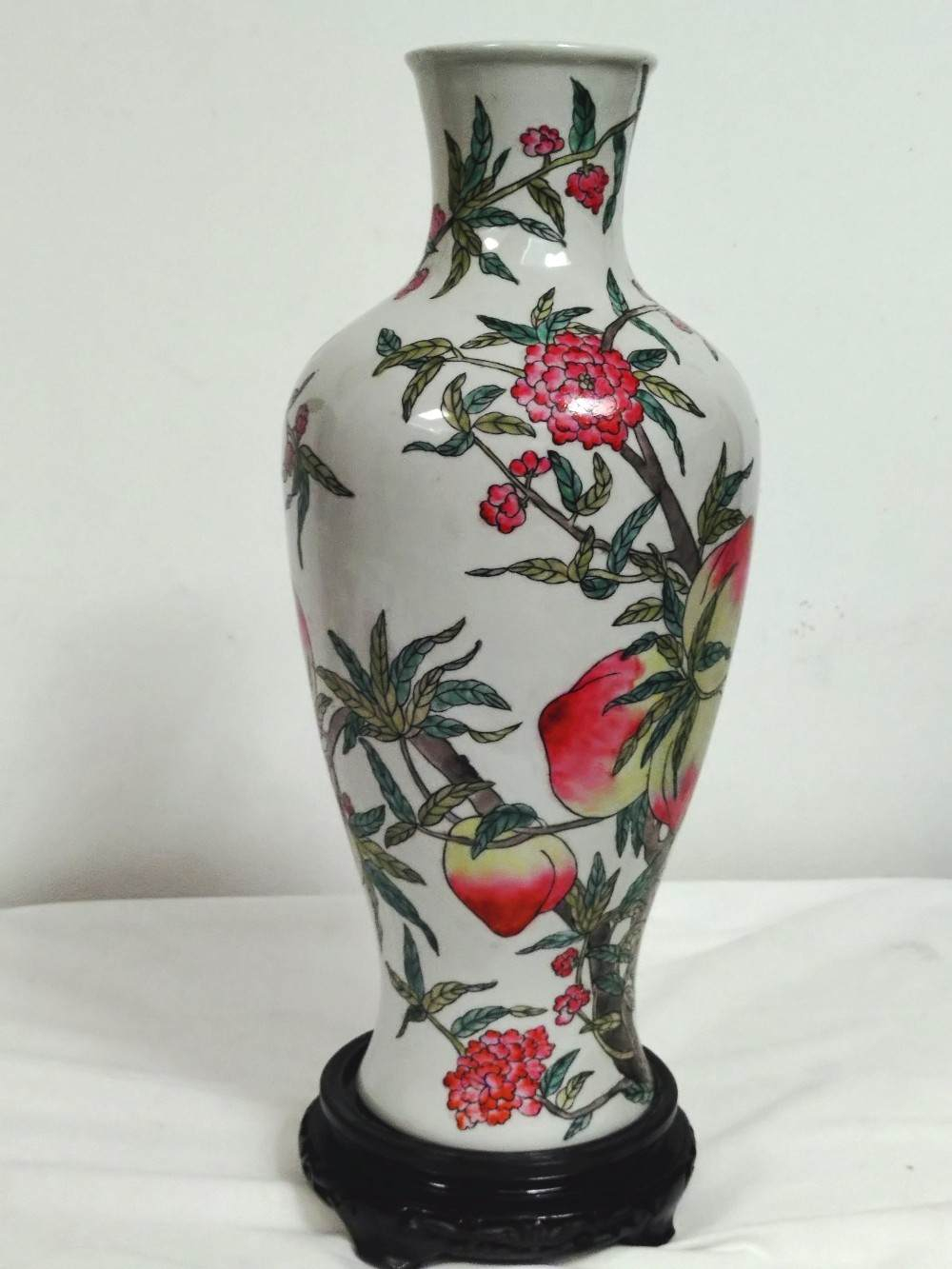 Voir photo 6 de Grand vase en porcelaine " aux pêche de longévité", sur socle en bois sculpté, porcelaine émaillé style famille Rose, XXe. Grand vase en porcelaine " aux pêche de longévité", sur socle en bois sculpté, porcelaine émaillé style famille Rose, XXe. reconditionné photo 6