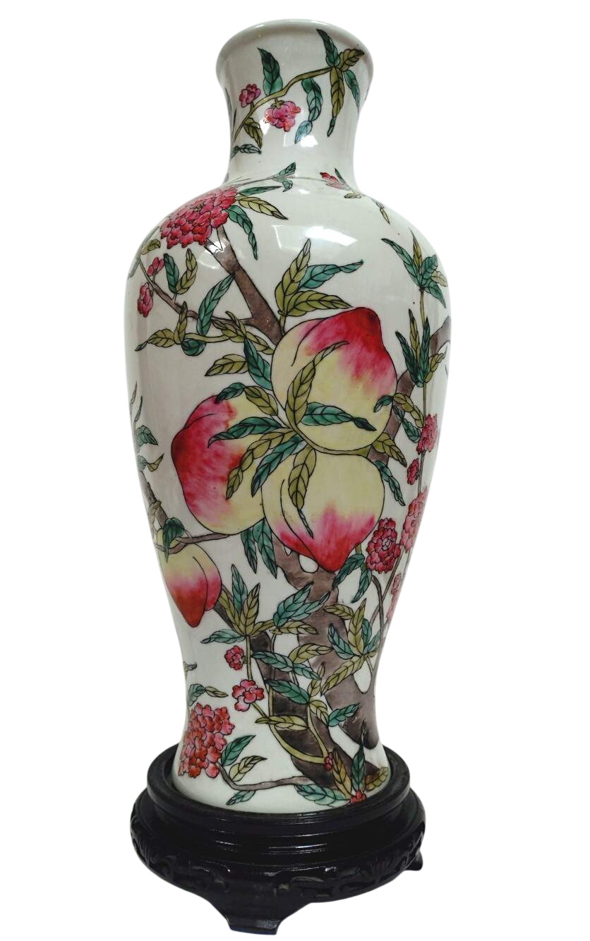 Grand vase en porcelaine " aux pêche de longévité", sur socle en bois sculpté, porcelaine émaillé style famille Rose, XXe. - 150,00 € Grand vase en porcelaine " aux pêche de longévité", sur socle en bois sculpté, porcelaine émaillé style famille Rose, XXe. reconditionné disponible sur Label Emmaüs