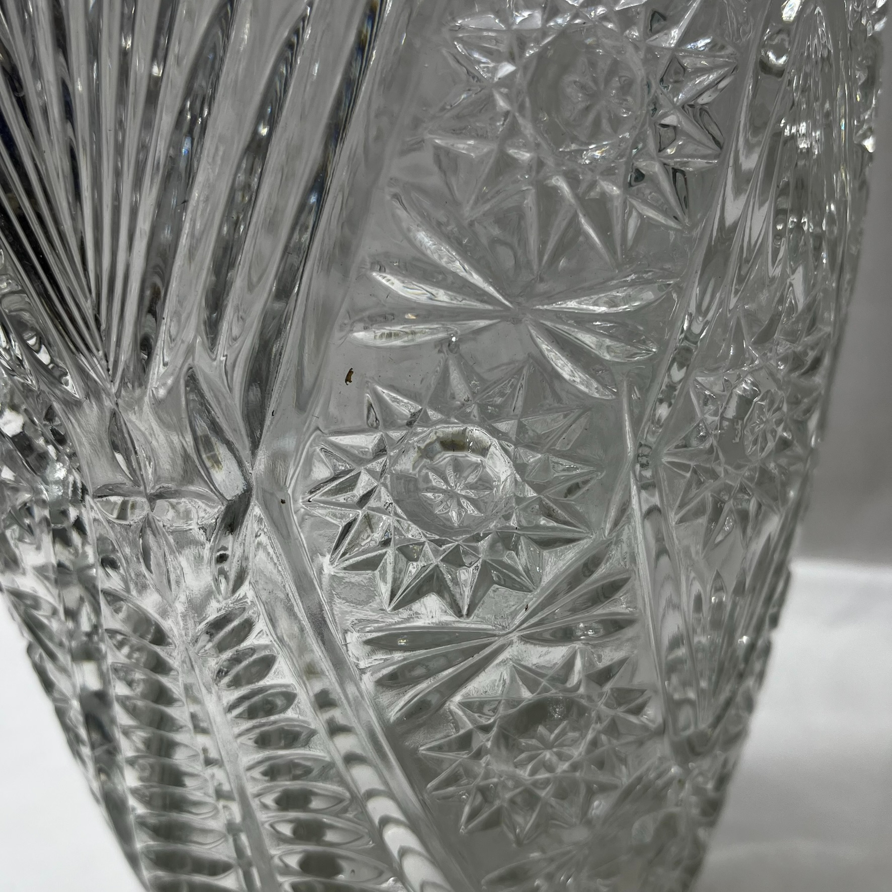 Voir photo 2 de Grand vase en verre moulé ,travaillé , style cristal( H 32 cm) Grand vase en verre moulé ,travaillé , style cristal( H 32 cm) Très bon état reconditionné photo 2