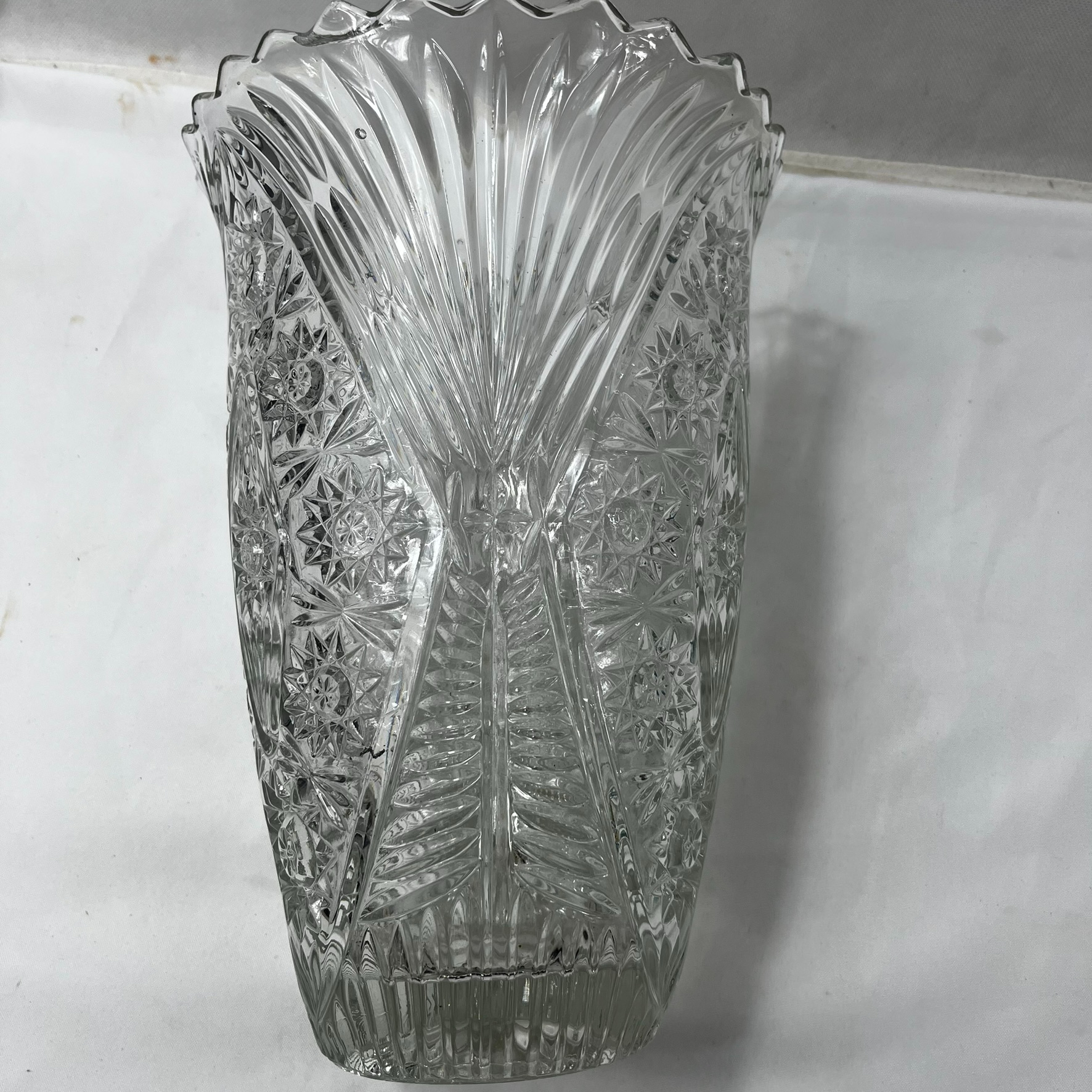 Voir photo 3 de Grand vase en verre moulé ,travaillé , style cristal( H 32 cm) Grand vase en verre moulé ,travaillé , style cristal( H 32 cm) Très bon état reconditionné photo 3