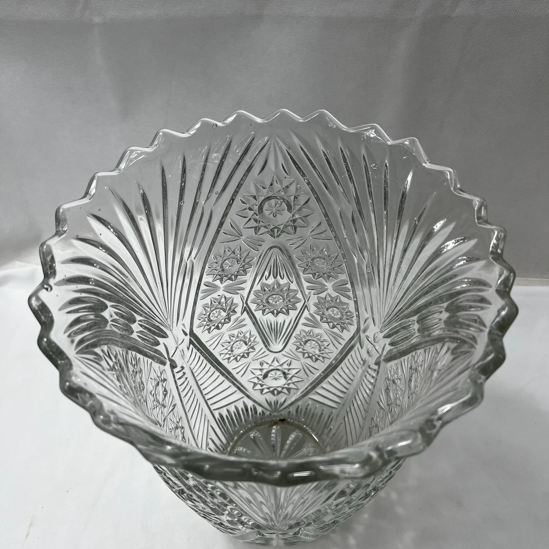 Voir photo 4 de Grand vase en verre moulé ,travaillé , style cristal( H 32 cm) Grand vase en verre moulé ,travaillé , style cristal( H 32 cm) Très bon état reconditionné photo 4