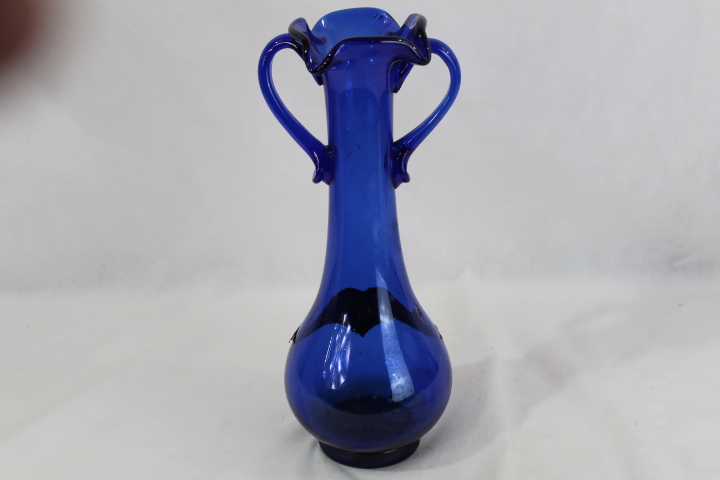 Voir photo 2 de Grand vase en verre soufflé bleu cobalt avec décoration Grand vase en verre soufflé bleu cobalt avec décoration Très bon état reconditionné photo 2
