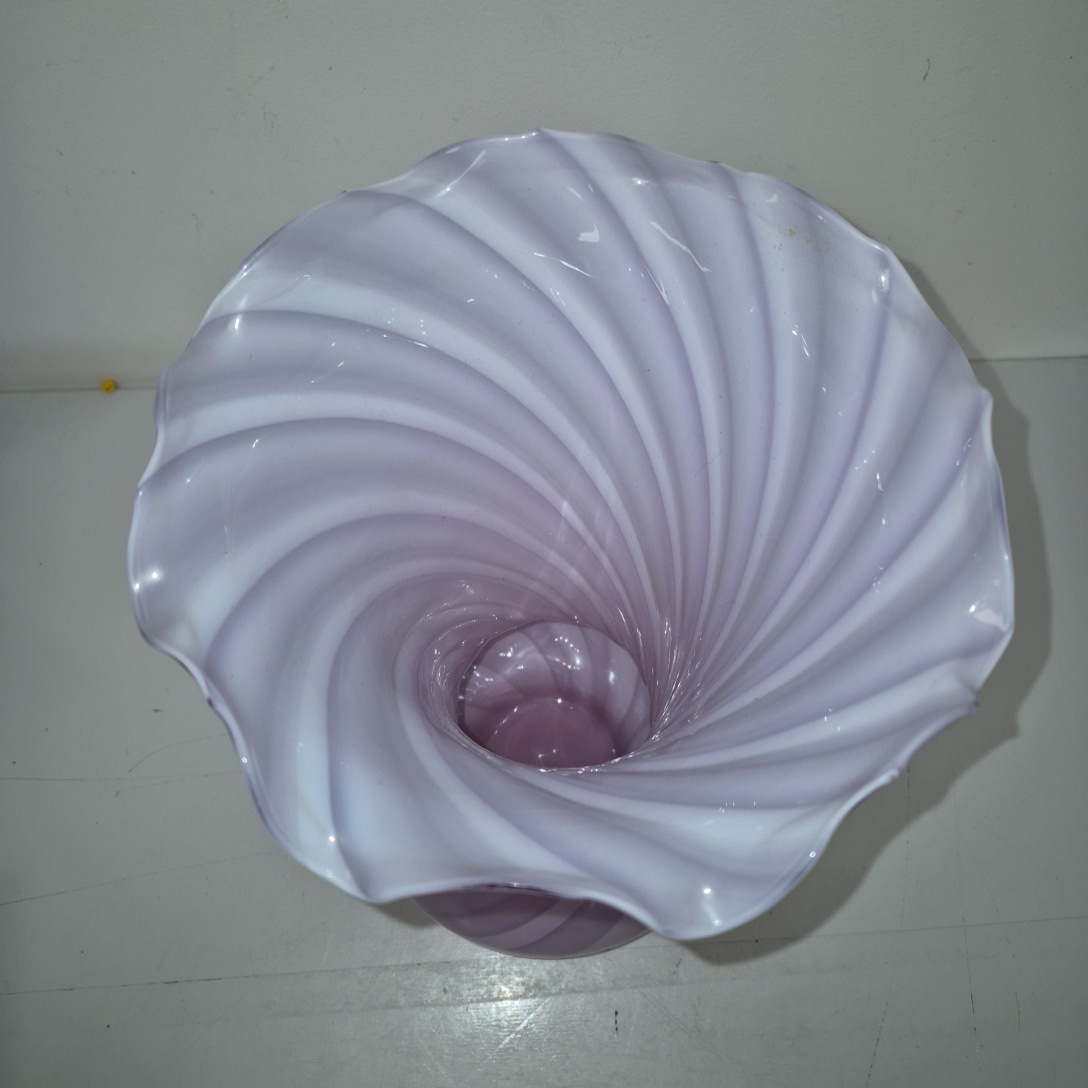 Voir photo 2 de Grand vase en verre soufflé mauve H 40 cm Grand vase en verre soufflé mauve H 40 cm Très bon état reconditionné photo 2