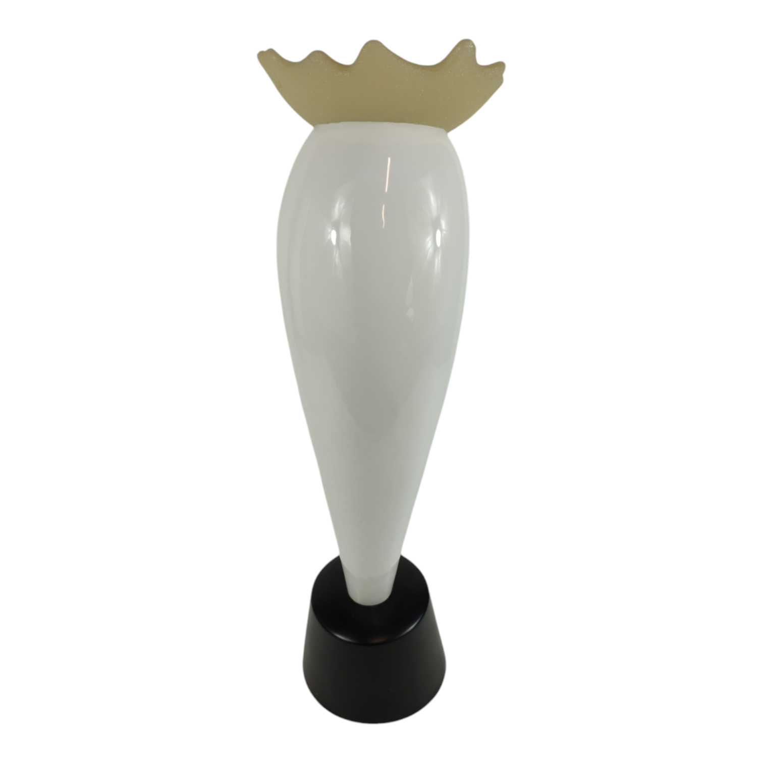Grand vase signé "Chamb et Loza" - Designers France - en céramique - pied bois Bon état - 55,00 € Grand vase signé "Chamb et Loza" - Designers France - en céramique - pied bois Bon état reconditionné disponible sur Label Emmaüs