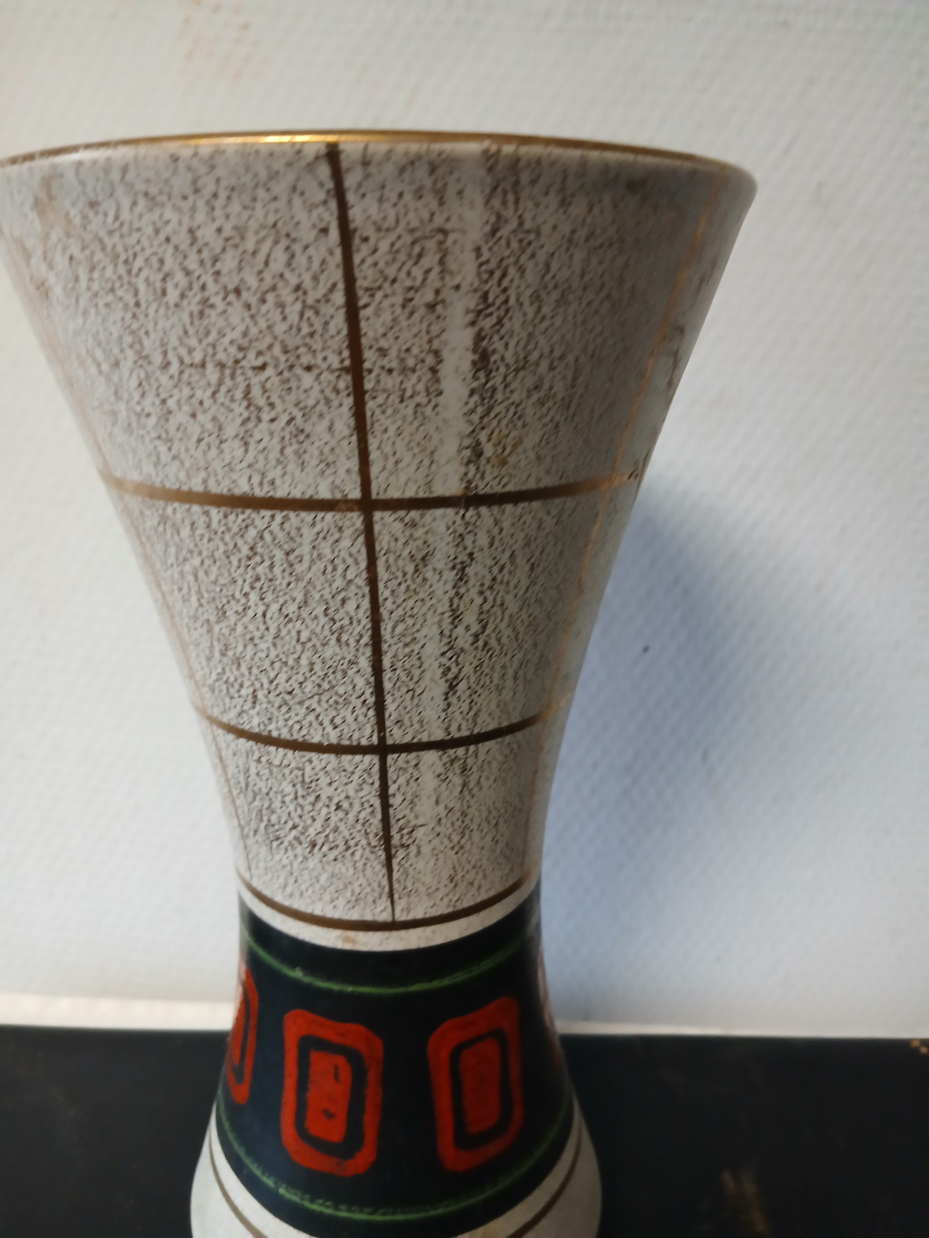 Voir photo 3 de Grand Vase vintage "diabolo" à décor émaillé et or (hauteur 26,5 cm) Grand Vase vintage "diabolo" à décor émaillé et or (hauteur 26,5 cm) Très bon état reconditionné photo 3