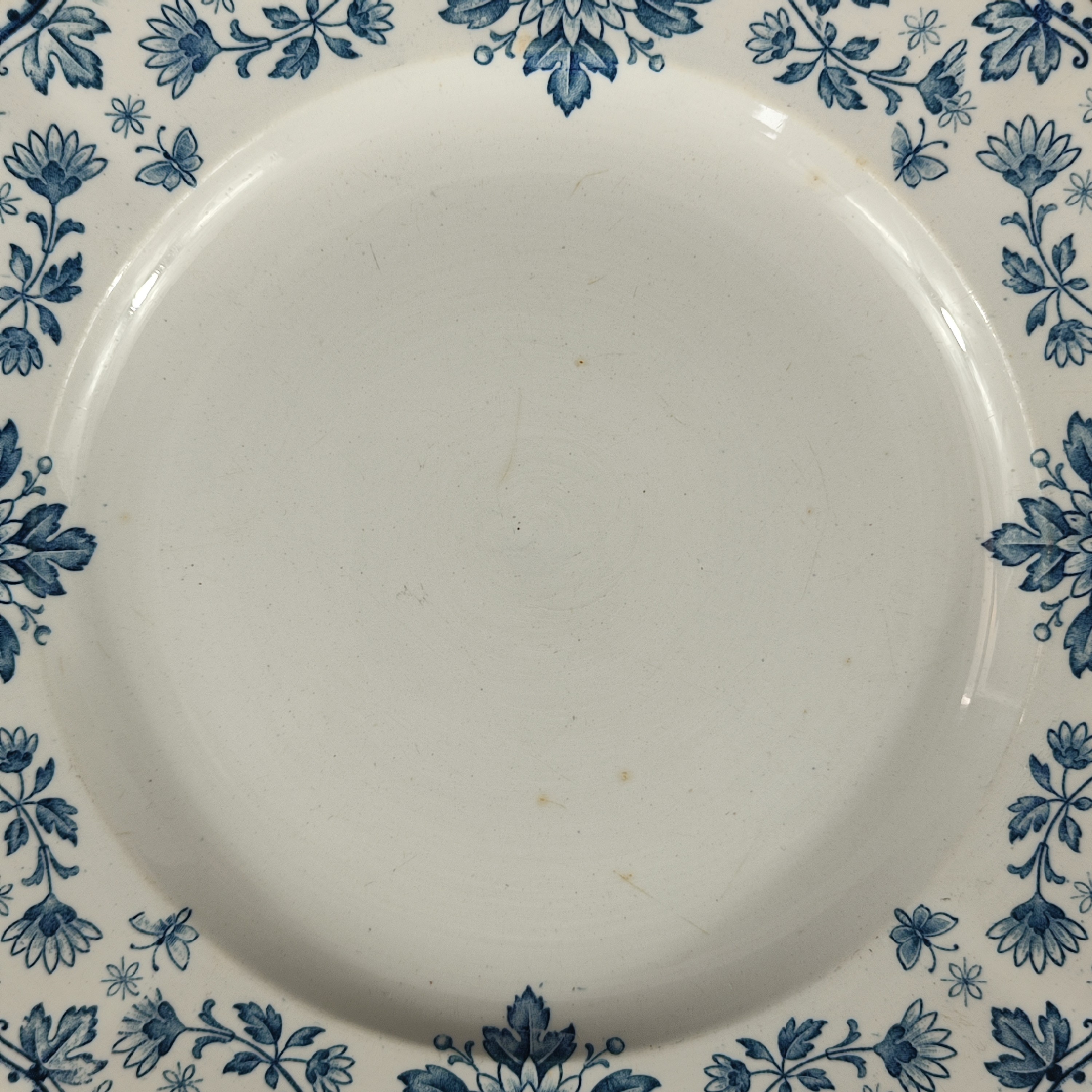 Voir photo 7 de Grande assiette de présentation - U & Cie Sarreguemines - Modèle Estrées - Motifs floraux avec papillons - 1890-1918 Grande assiette de présentation - U & Cie Sarreguemines - Modèle Estrées - Motifs floraux avec papillons - 1890-1918 Bon état reconditionné photo 7