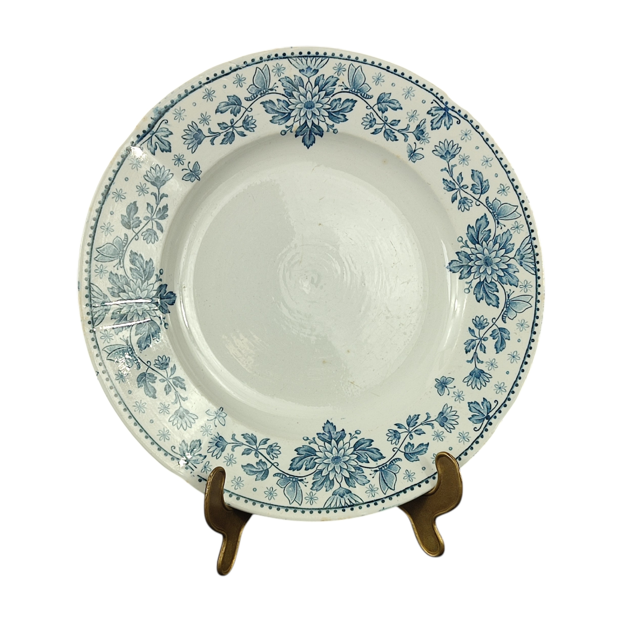 Grande assiette de présentation - U & Cie Sarreguemines - Modèle Estrées - Motifs floraux avec papillons - 1890-1918 Bon état - 15,00 € Grande assiette de présentation - U & Cie Sarreguemines - Modèle Estrées - Motifs floraux avec papillons - 1890-1918 Bon état reconditionné disponible sur Label Emmaüs