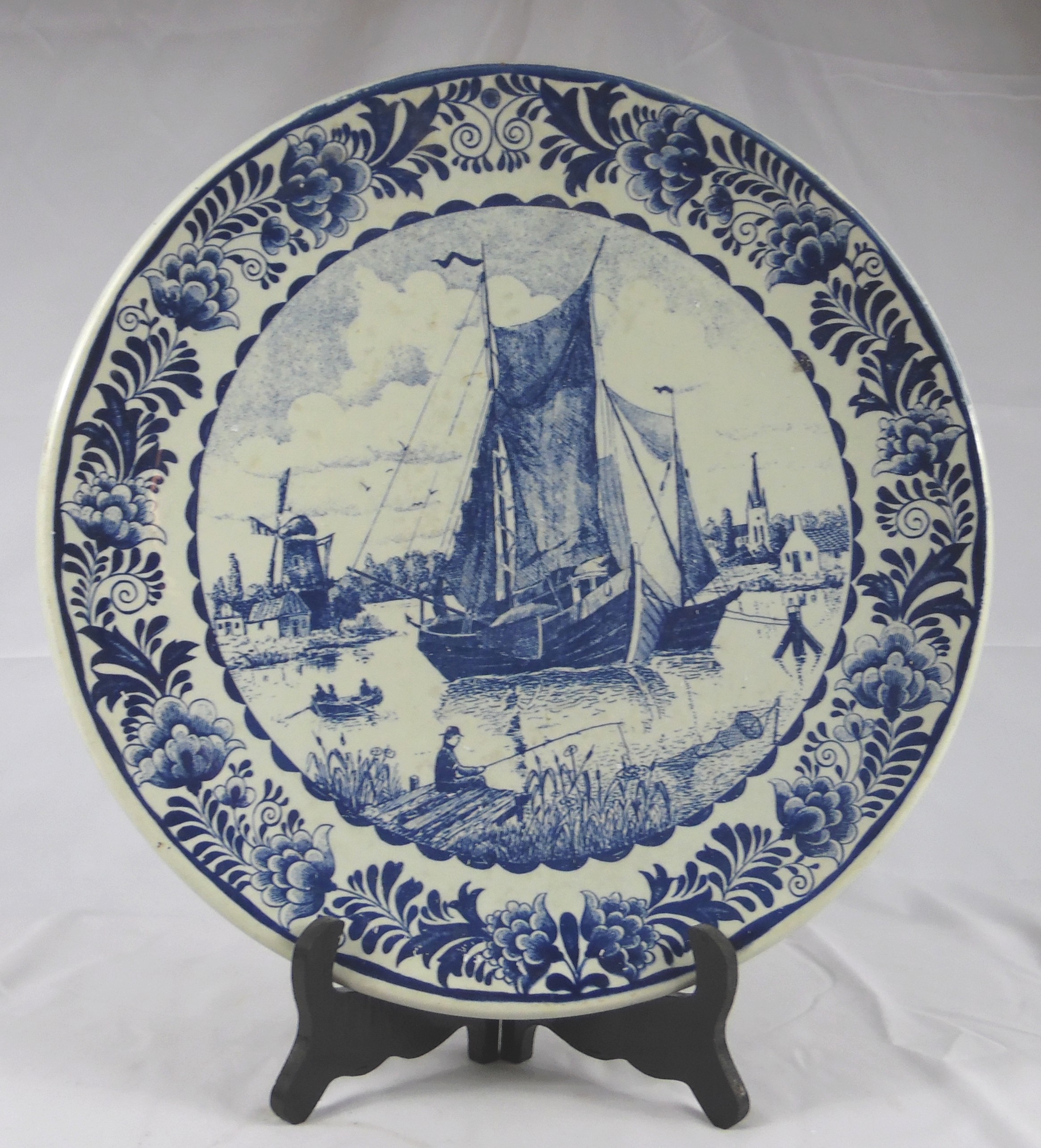 Grande Assiette décorative - bleu Vintage - Estampillé Bon état - 22,00 € Grande Assiette décorative - bleu Vintage - Estampillé Bon état reconditionné disponible sur Label Emmaüs