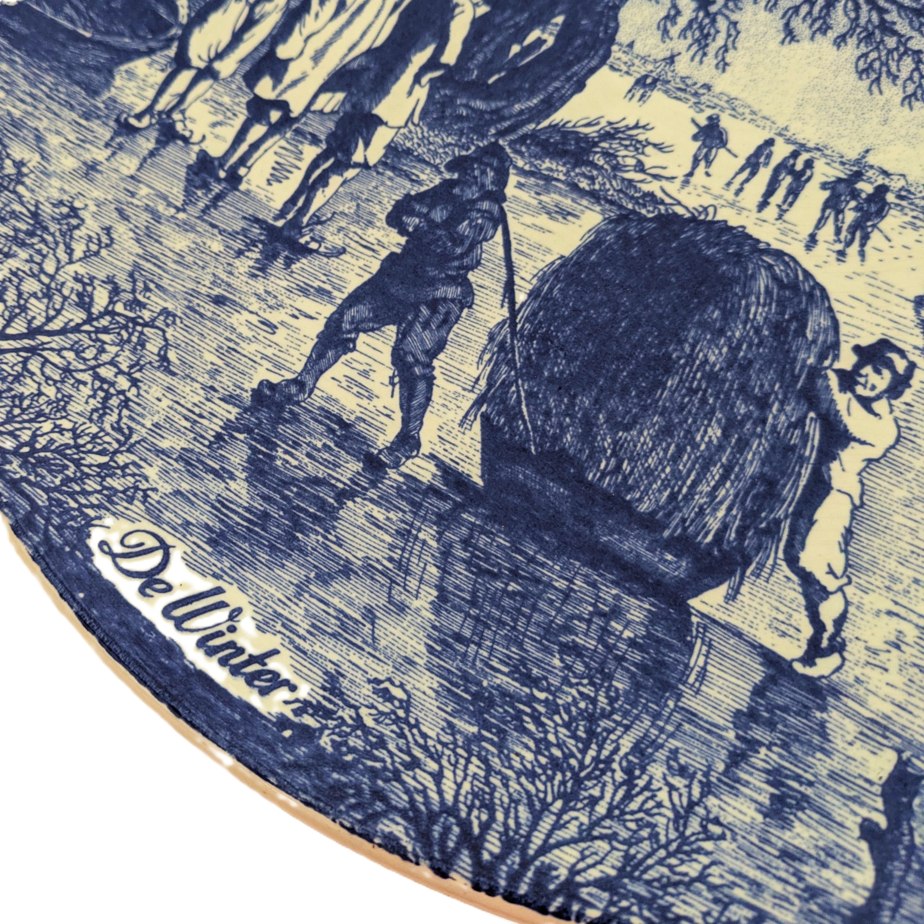Voir photo 2 de Grande assiette décorative vintage "De Winter" – Delft Blauw – Ø 32 cm Grande assiette décorative vintage "De Winter" – Delft Blauw – Ø 32 cm Très bon état reconditionné photo 2