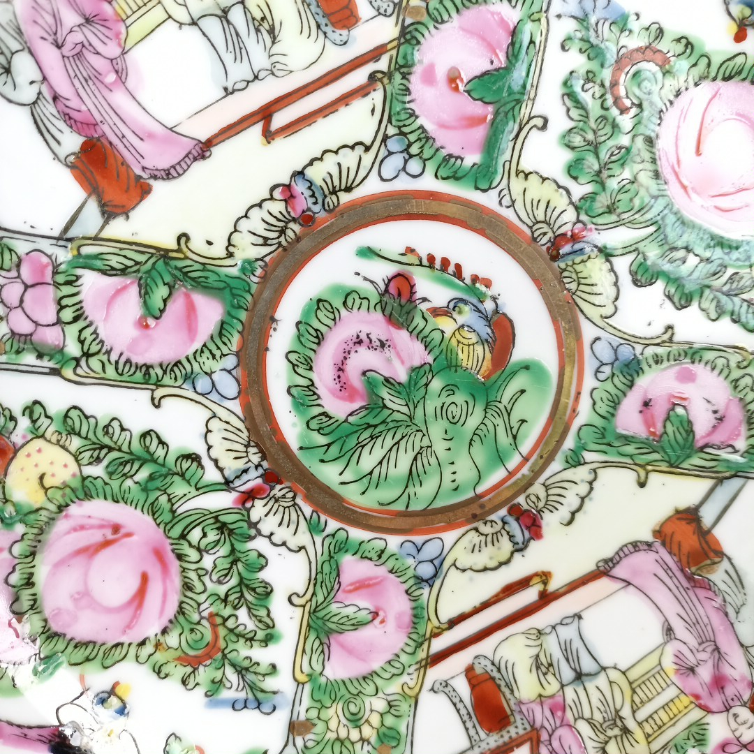 Voir photo 3 de Grande assiette en porcelaine chinoise Famille Rose Grande assiette en porcelaine chinoise Famille Rose reconditionné photo 3
