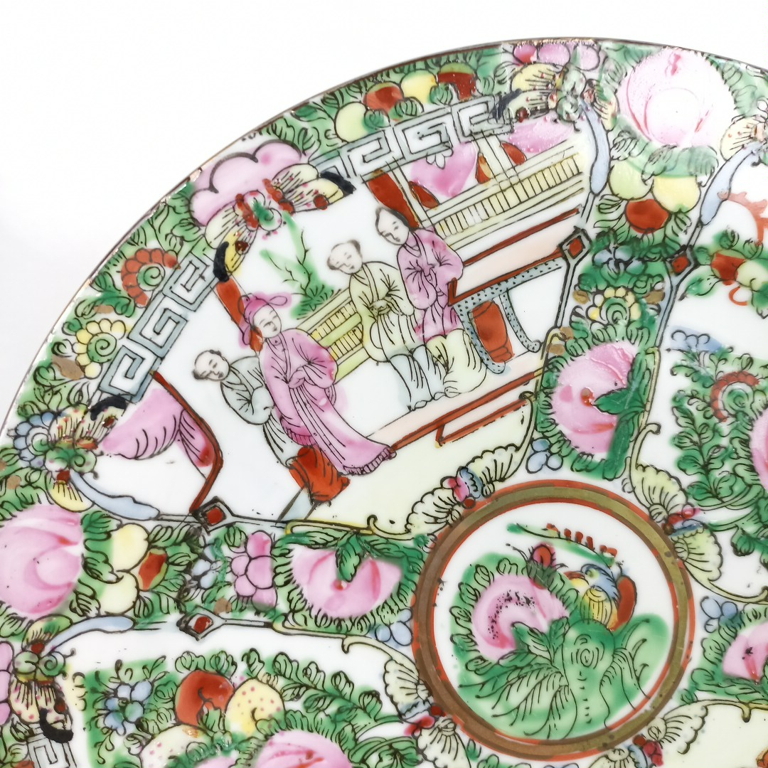 Voir photo 4 de Grande assiette en porcelaine chinoise Famille Rose Grande assiette en porcelaine chinoise Famille Rose reconditionné photo 4