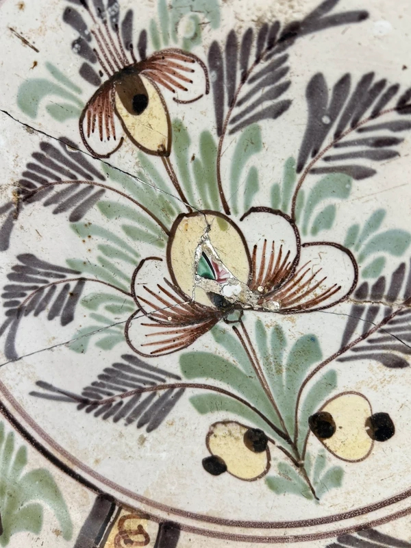 Voir photo 5 de Grande assiette murale faïence florale peinte main vintage ancienne 32,5 cm Grande assiette murale faïence florale peinte main vintage ancienne 32,5 cm État correct reconditionné photo 5