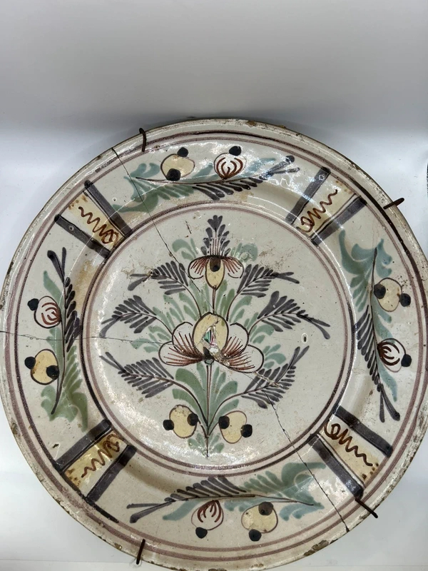 Voir photo 6 de Grande assiette murale faïence florale peinte main vintage ancienne 32,5 cm Grande assiette murale faïence florale peinte main vintage ancienne 32,5 cm État correct reconditionné photo 6