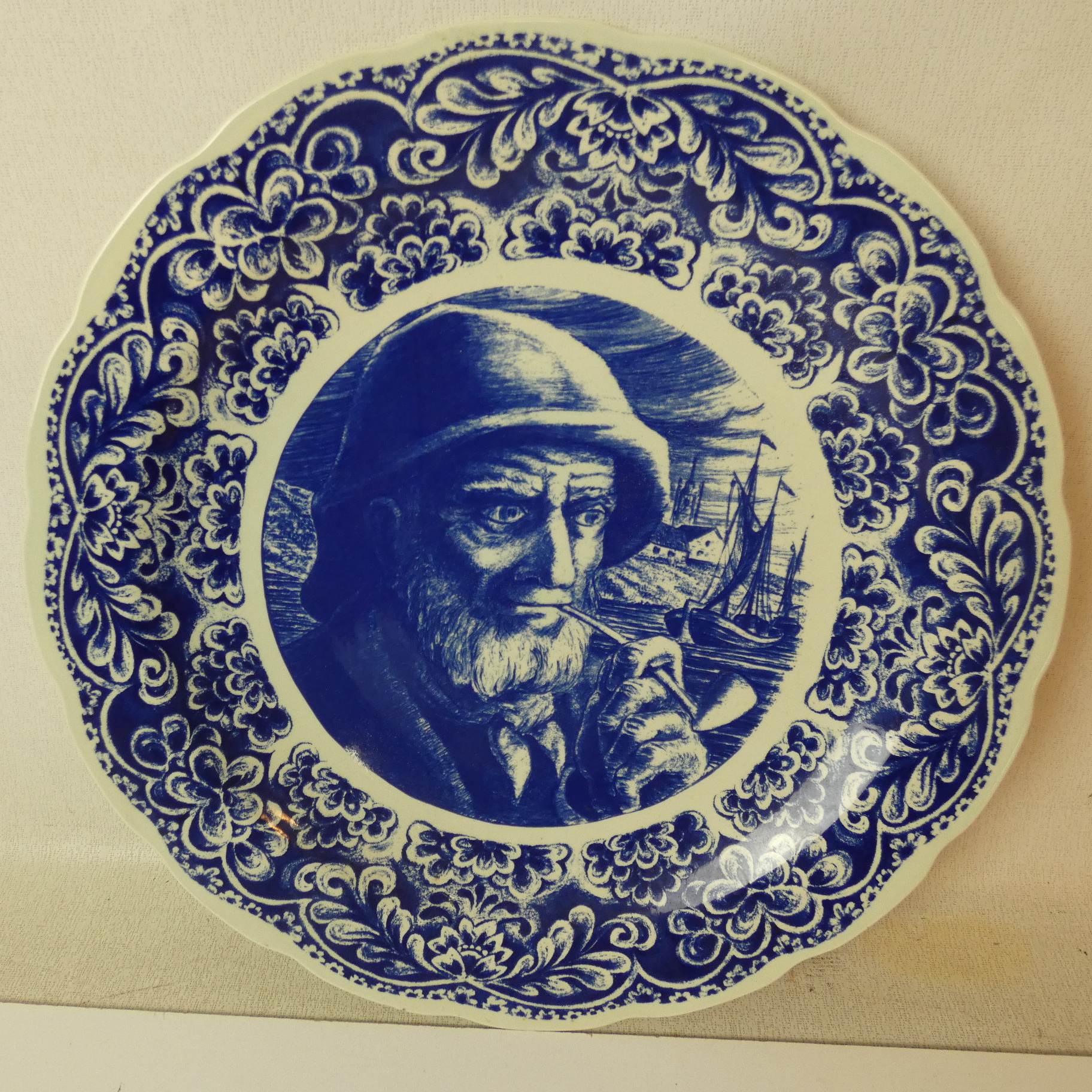 Voir photo 4 de Grande Assiette Murale Vintage en Faîence Céramique Boch Frères de Delft Décor "Vieux Pêcheur à la Pipe" Grande Assiette Murale Vintage en Faîence Céramique Boch Frères de Delft Décor "Vieux Pêcheur à la Pipe" État correct reconditionné photo 4