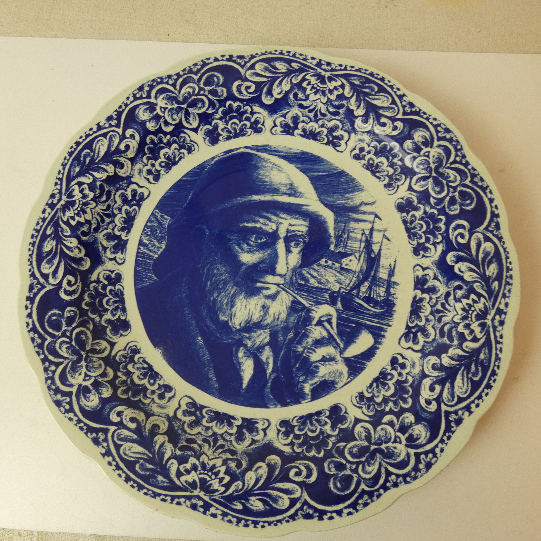 Grande Assiette Murale Vintage en Faîence Céramique Boch Frères de Delft Décor "Vieux Pêcheur à la Pipe" État correct - 23,20 € Grande Assiette Murale Vintage en Faîence Céramique Boch Frères de Delft Décor "Vieux Pêcheur à la Pipe" État correct reconditionné disponible sur Label Emmaüs