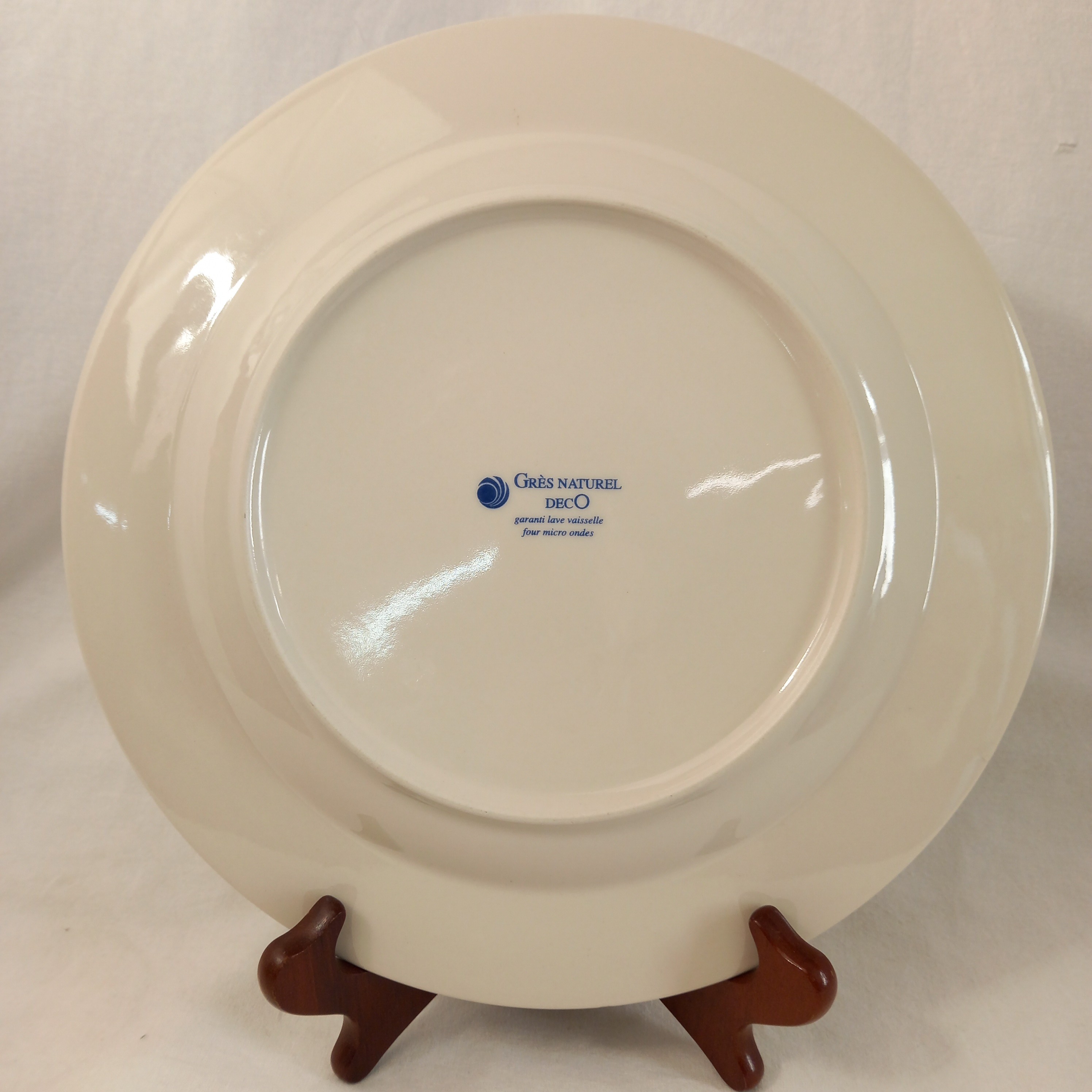 Voir photo 2 de Grande assiette plate en grès naturel, de marque Deco Grande assiette plate en grès naturel, de marque Deco Très bon état reconditionné photo 2