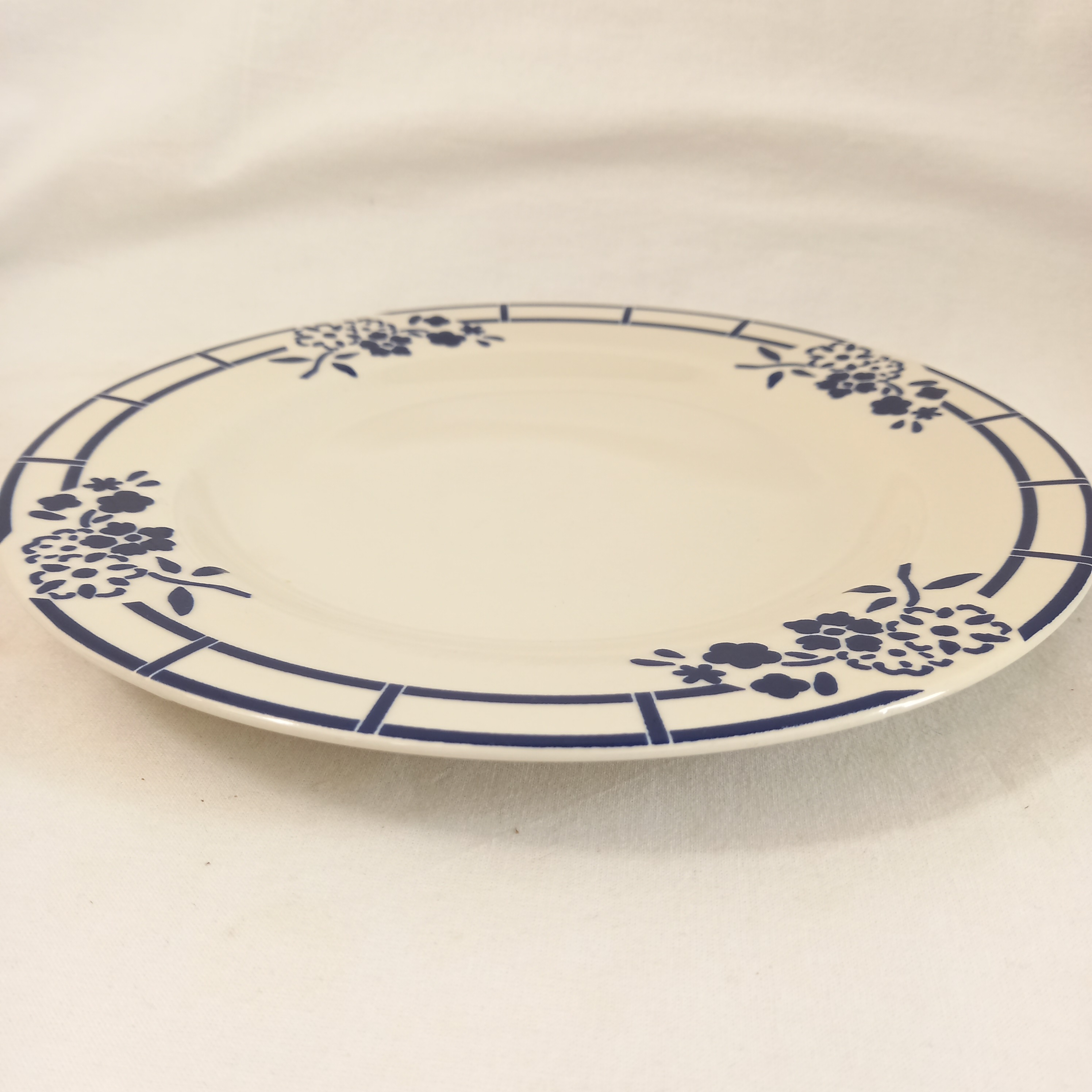 Voir photo 4 de Grande assiette plate en grès naturel, de marque Deco Grande assiette plate en grès naturel, de marque Deco Très bon état reconditionné photo 4