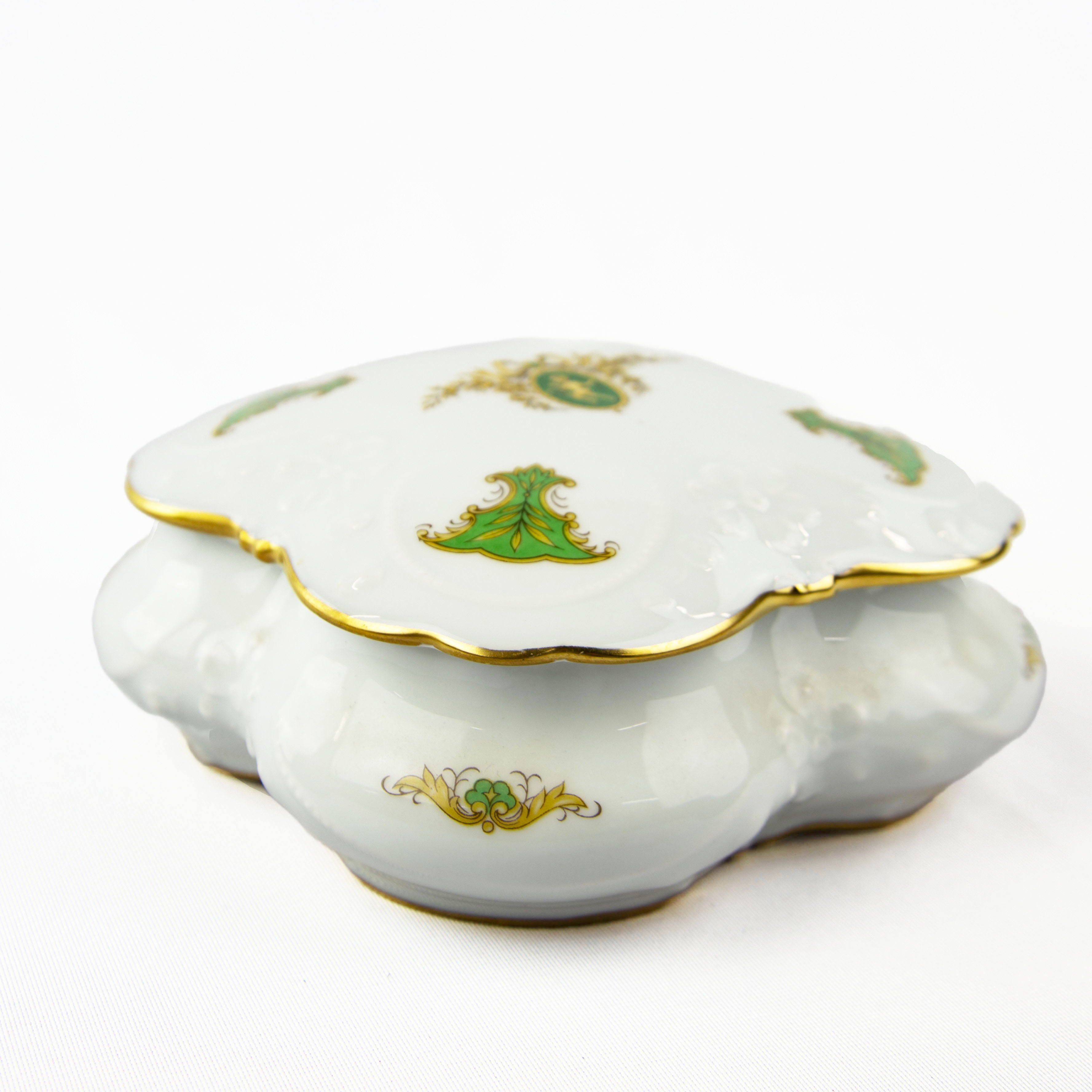 Voir photo 2 de Grande bonbonnière en porcelaine de Limoges artistique Label de Qualité F.M. de 16x16 blanche à motifs royaux vert et avec un médaillon avec un ange jaune Grande bonbonnière en porcelaine de Limoges artistique Label de Qualité F.M. de 16x16 blanche à motifs royaux vert et avec un médaillon avec un ange jaune Très bon état reconditionné photo 2
