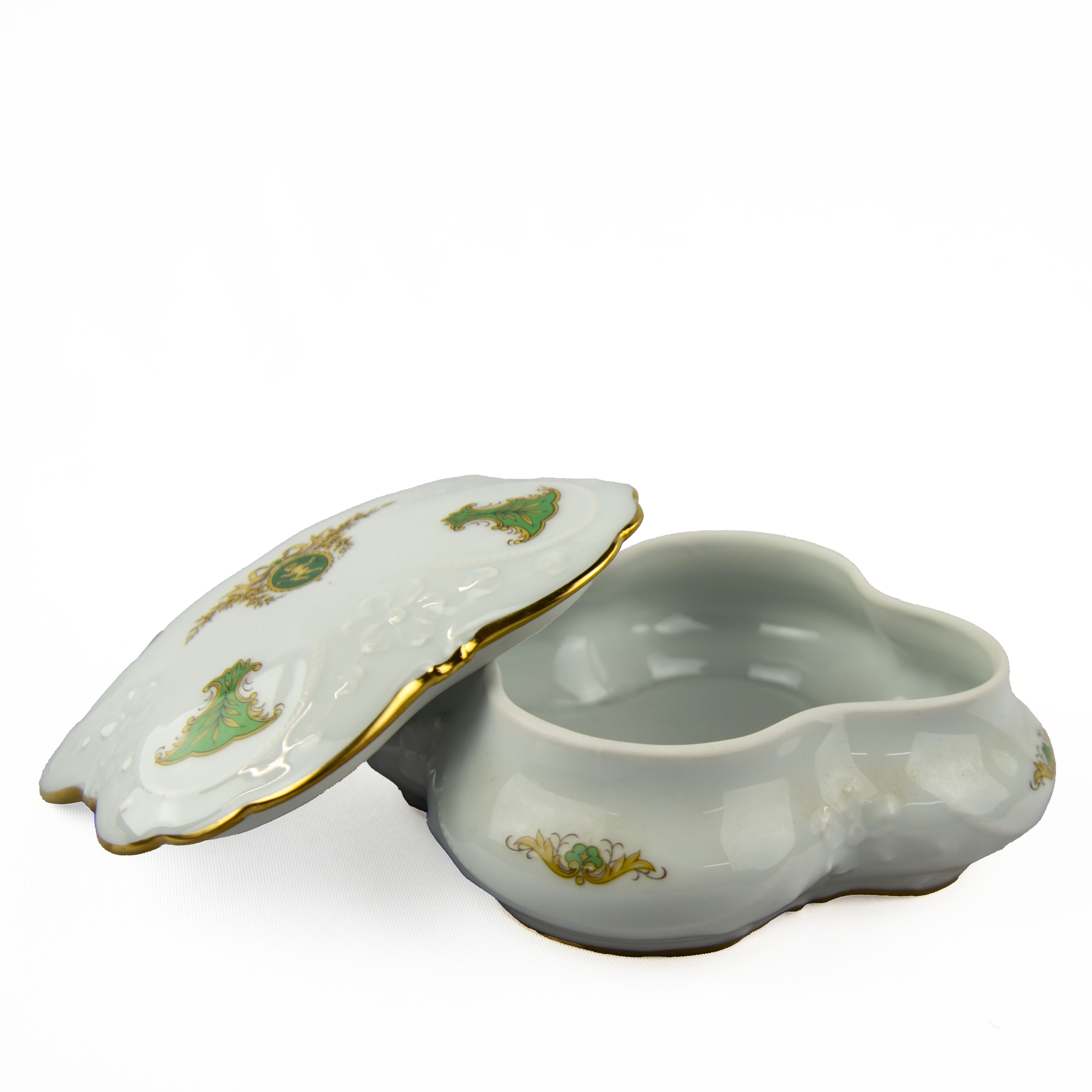 Voir photo 3 de Grande bonbonnière en porcelaine de Limoges artistique Label de Qualité F.M. de 16x16 blanche à motifs royaux vert et avec un médaillon avec un ange jaune Grande bonbonnière en porcelaine de Limoges artistique Label de Qualité F.M. de 16x16 blanche à motifs royaux vert et avec un médaillon avec un ange jaune Très bon état reconditionné photo 3