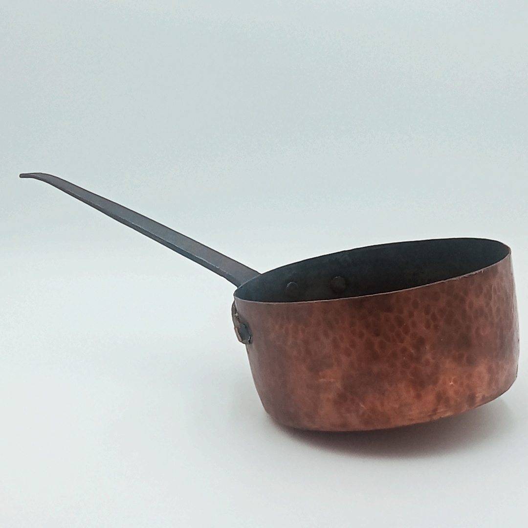 Acheter Grande casserole martelé cuivré Bon état - 10,00 € Grande casserole martelé cuivré Bon état reconditionné disponible sur Label Emmaüs